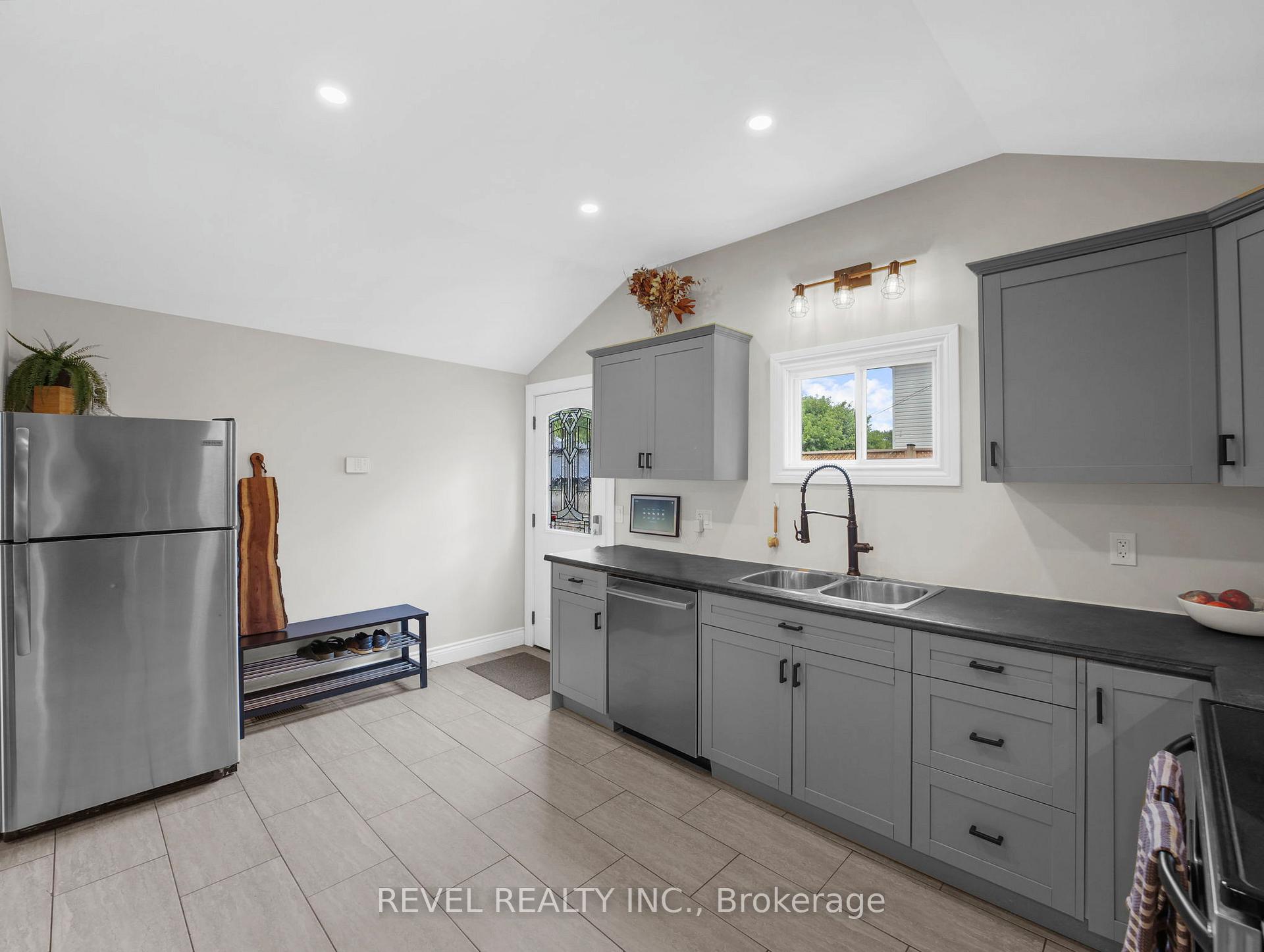 Photo 13 of 380 Macnab Street N, Hamilton, North End — HOMEH