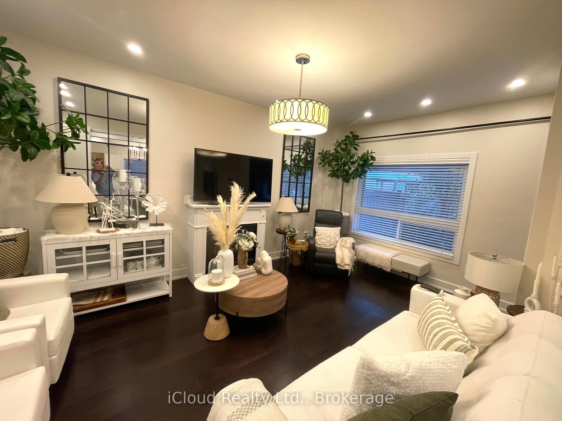 Photo 3 of 22 Fallgate Drive, Brampton, Credit Valley — HOMEH