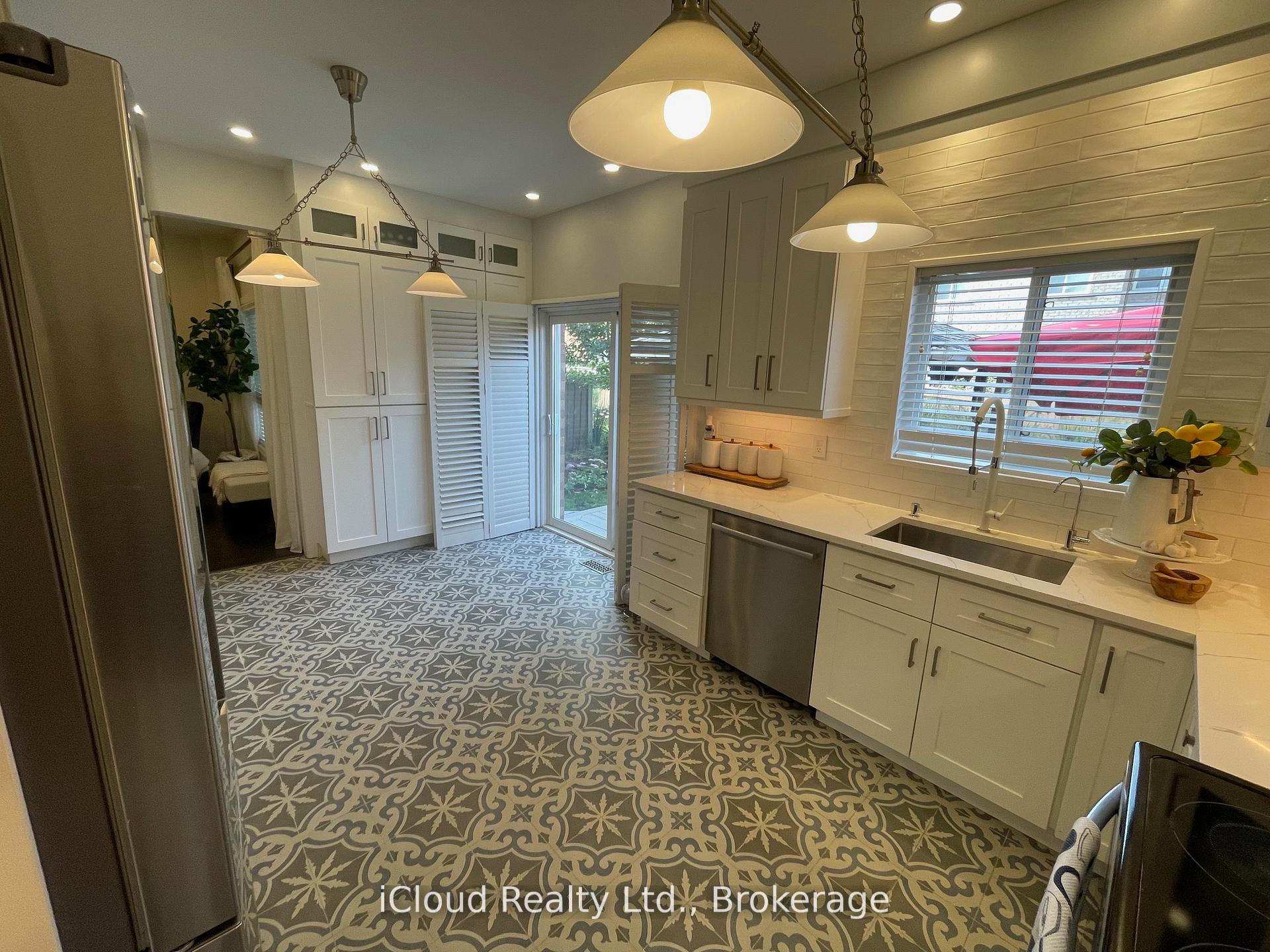 Photo 6 of 22 Fallgate Drive, Brampton, Credit Valley — HOMEH