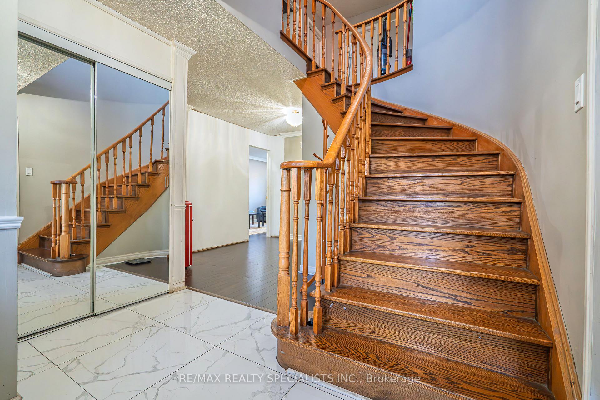 Photo 5 of 66 Stillwater Crescent, Brampton, Brampton West — HOMEH