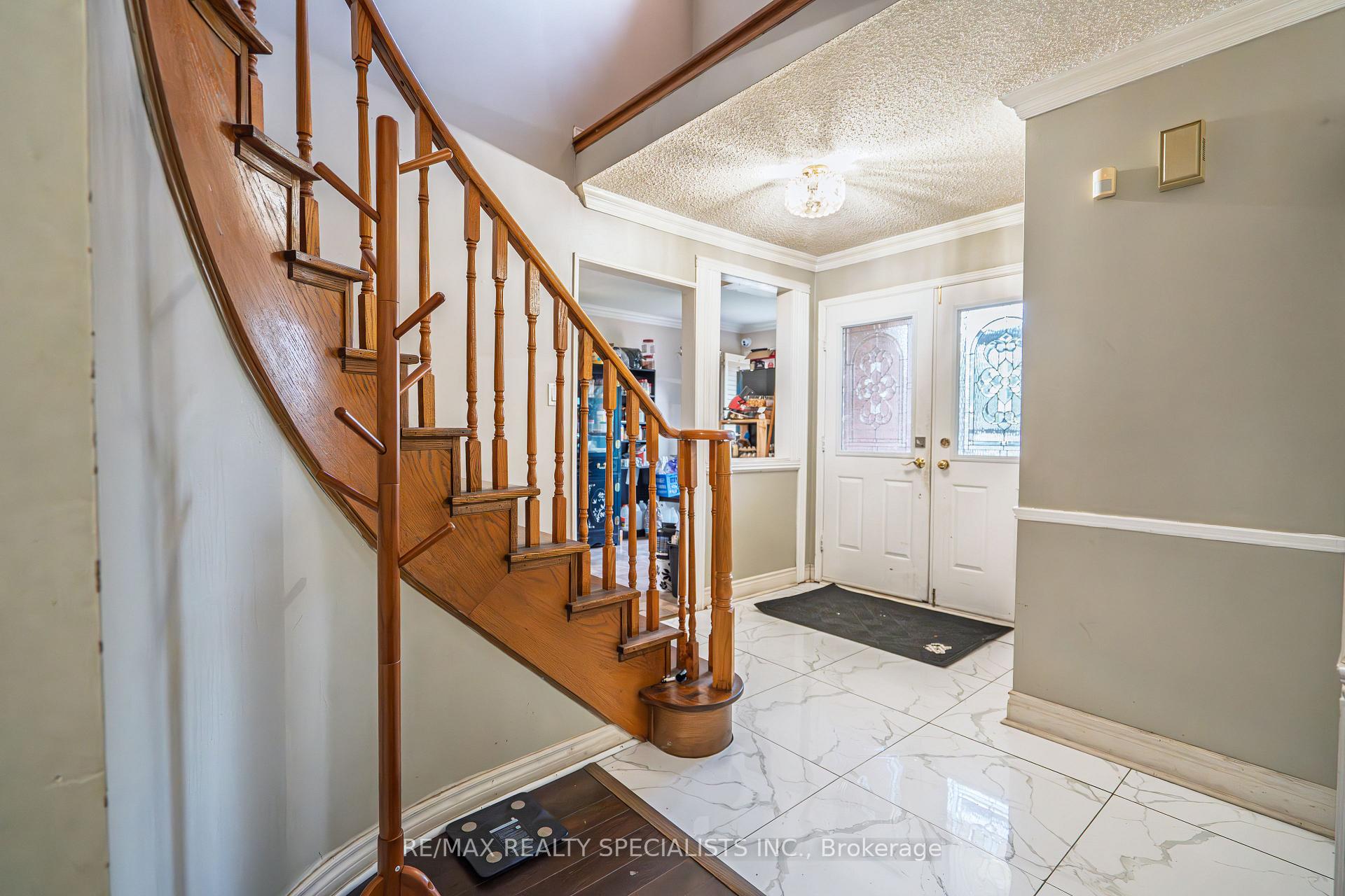 Photo 2 of 66 Stillwater Crescent, Brampton, Brampton West — HOMEH