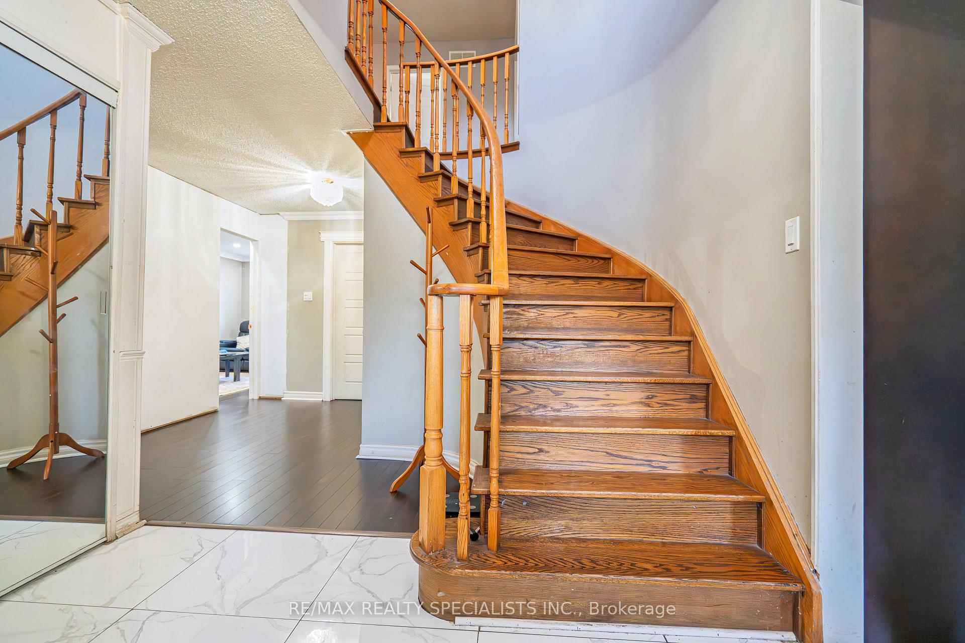 Photo 7 of 66 Stillwater Crescent, Brampton, Brampton West — HOMEH