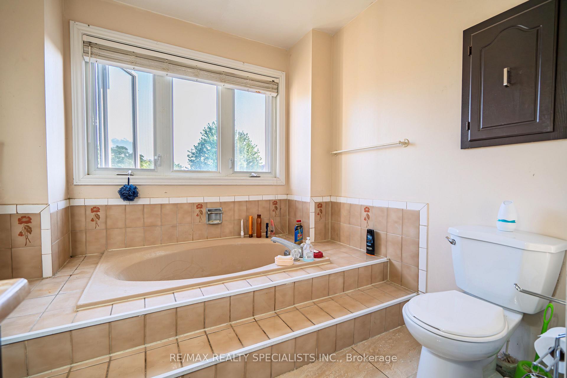 Photo 4 of 66 Stillwater Crescent, Brampton, Brampton West — HOMEH
