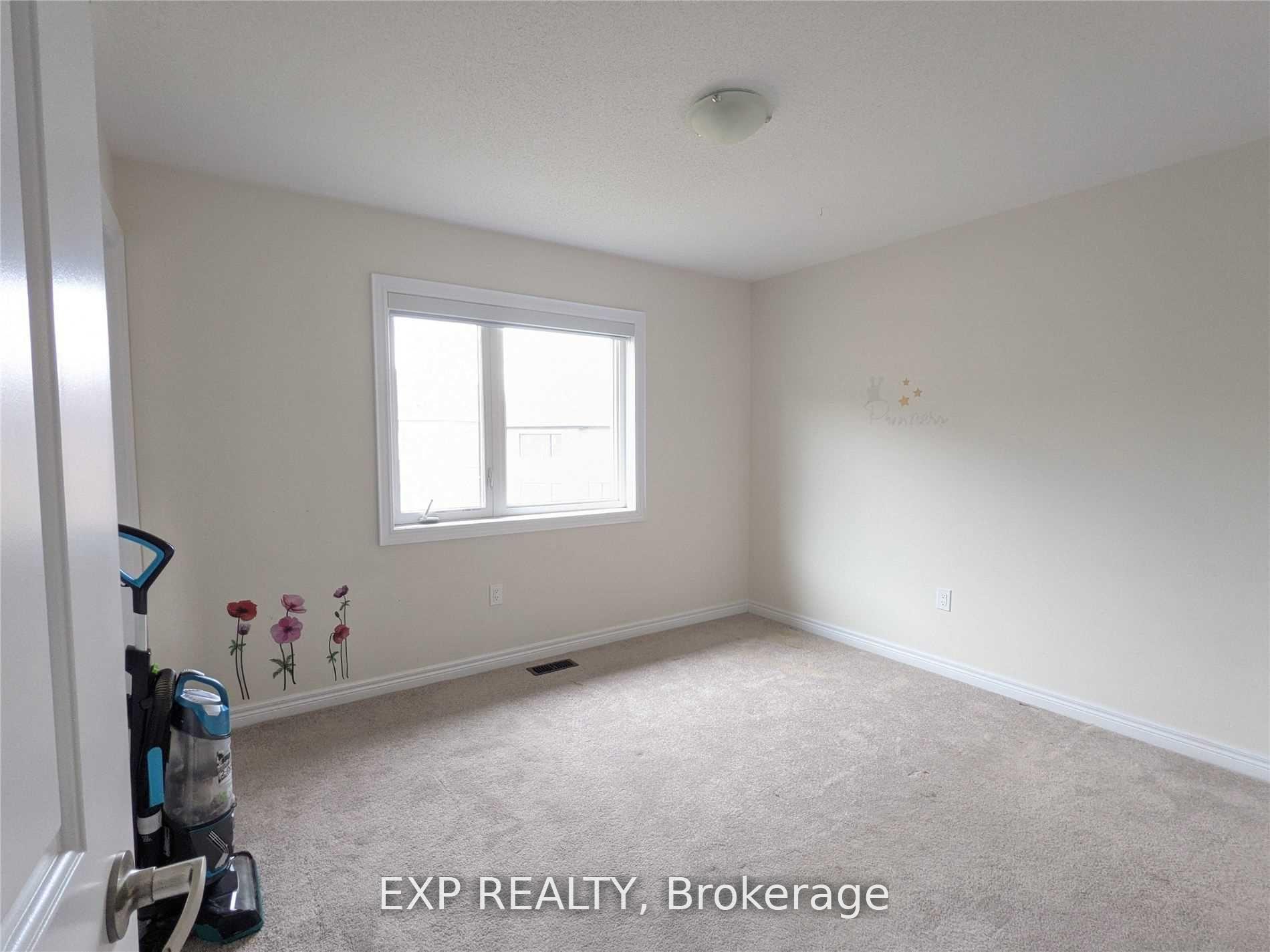 Photo 10 of 55 Conklin Crescent, Aurora, Rural Aurora — HOMEH