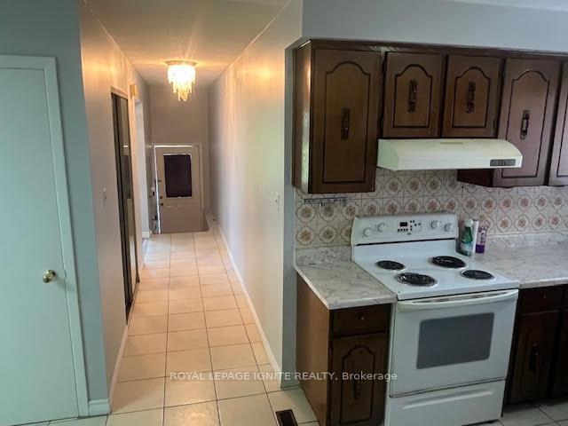 Photo 6 of Unit Upper level, 8 Madison Street, Brampton, Central Park — HOMEH