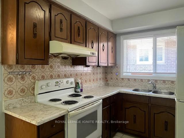 Photo 14 of Unit Upper level, 8 Madison Street, Brampton, Central Park — HOMEH