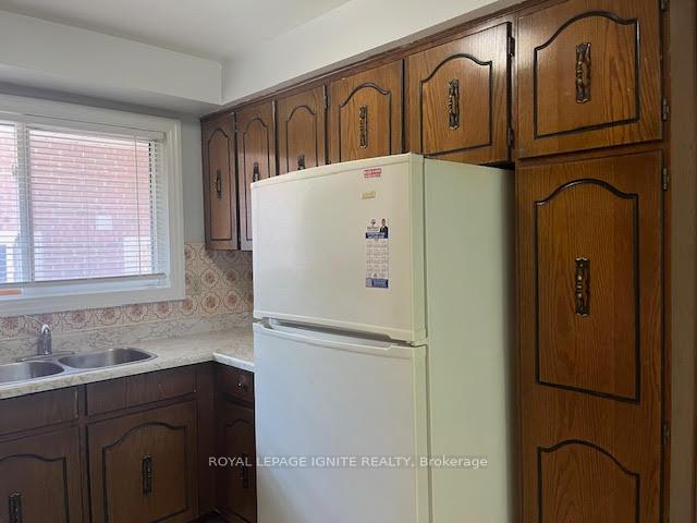 Photo 16 of Unit Upper level, 8 Madison Street, Brampton, Central Park — HOMEH