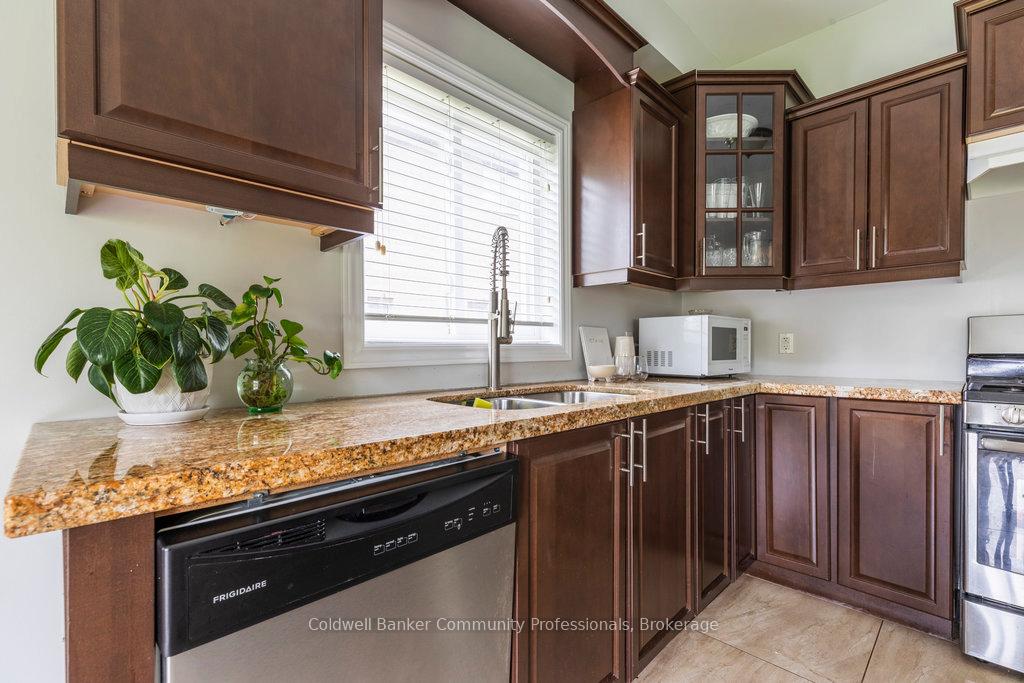 Photo 15 of 238 Fair Street, Hamilton, Meadowlands — HOMEH