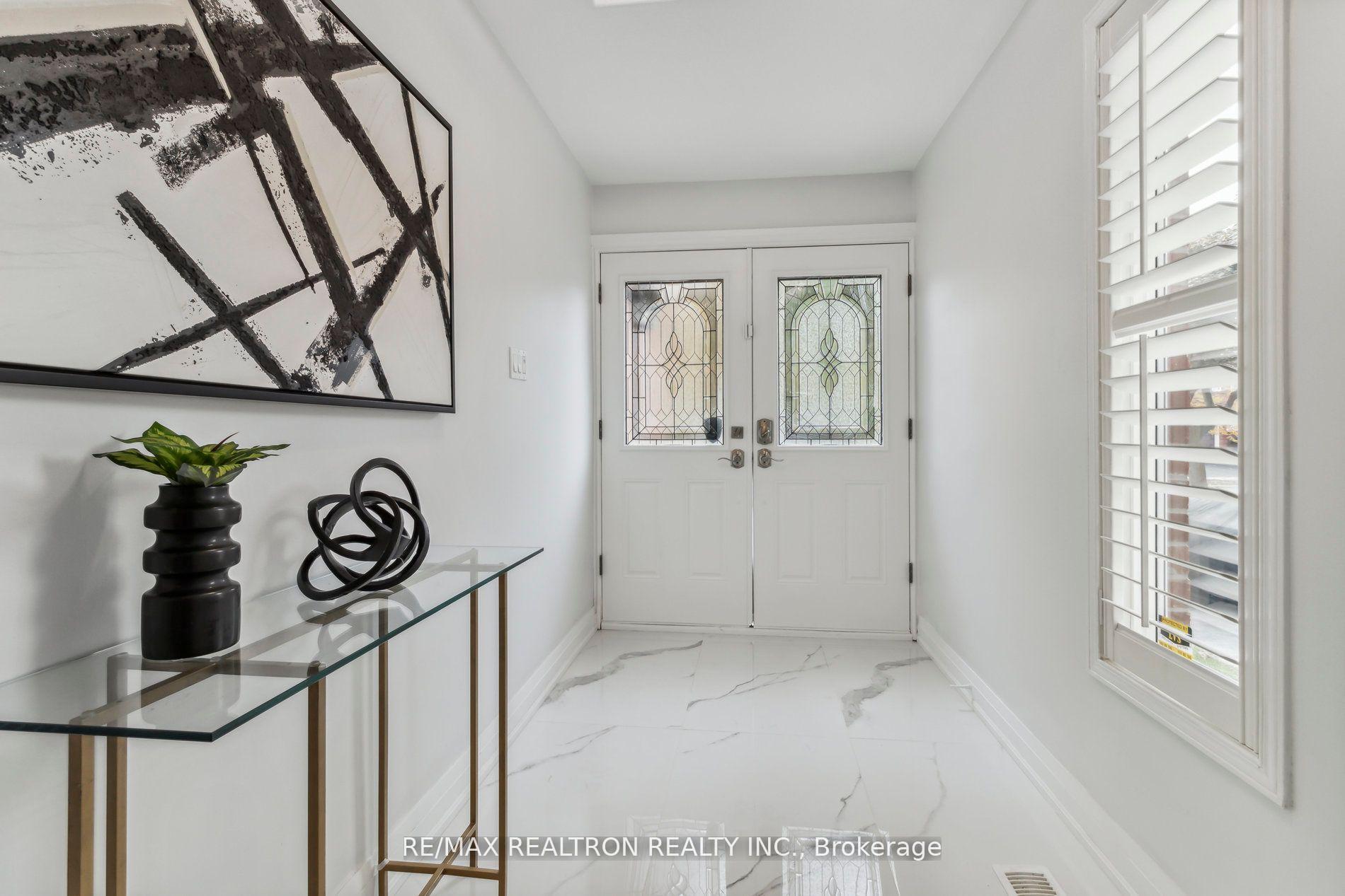 Photo 4 of 136 Millcroft Way, Vaughan, Brownridge — HOMEH