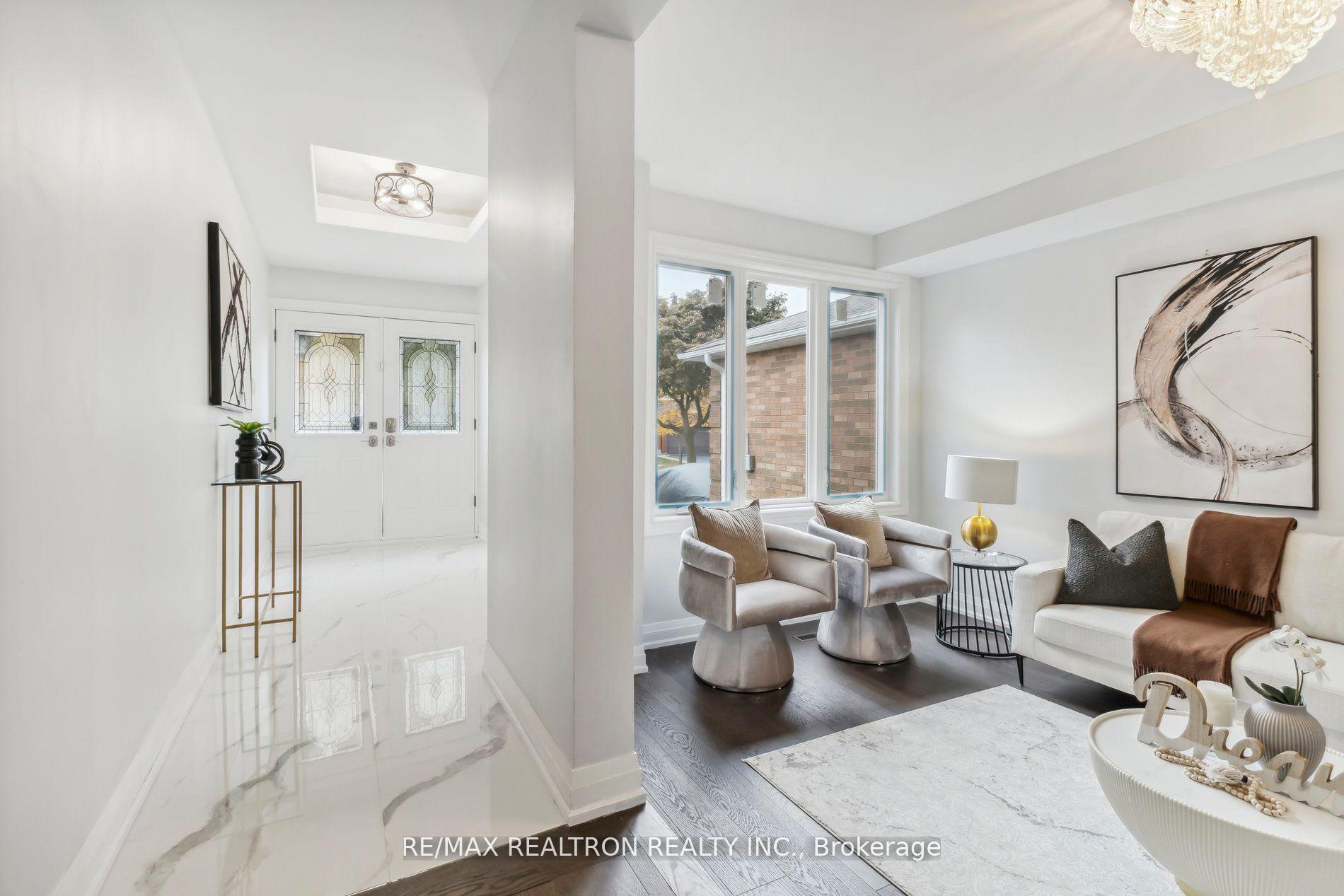 Photo 5 of 136 Millcroft Way, Vaughan, Brownridge — HOMEH