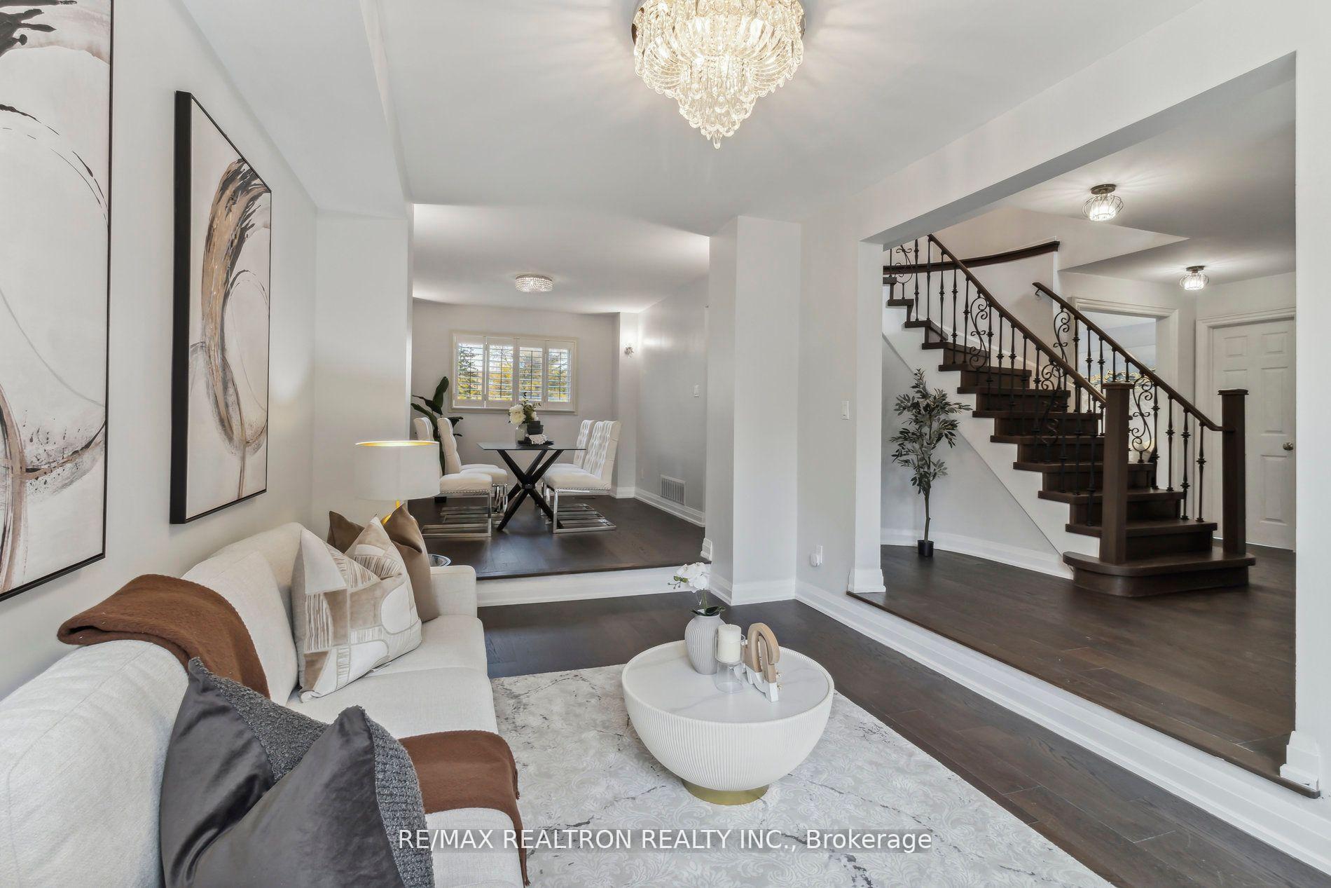 Photo 6 of 136 Millcroft Way, Vaughan, Brownridge — HOMEH