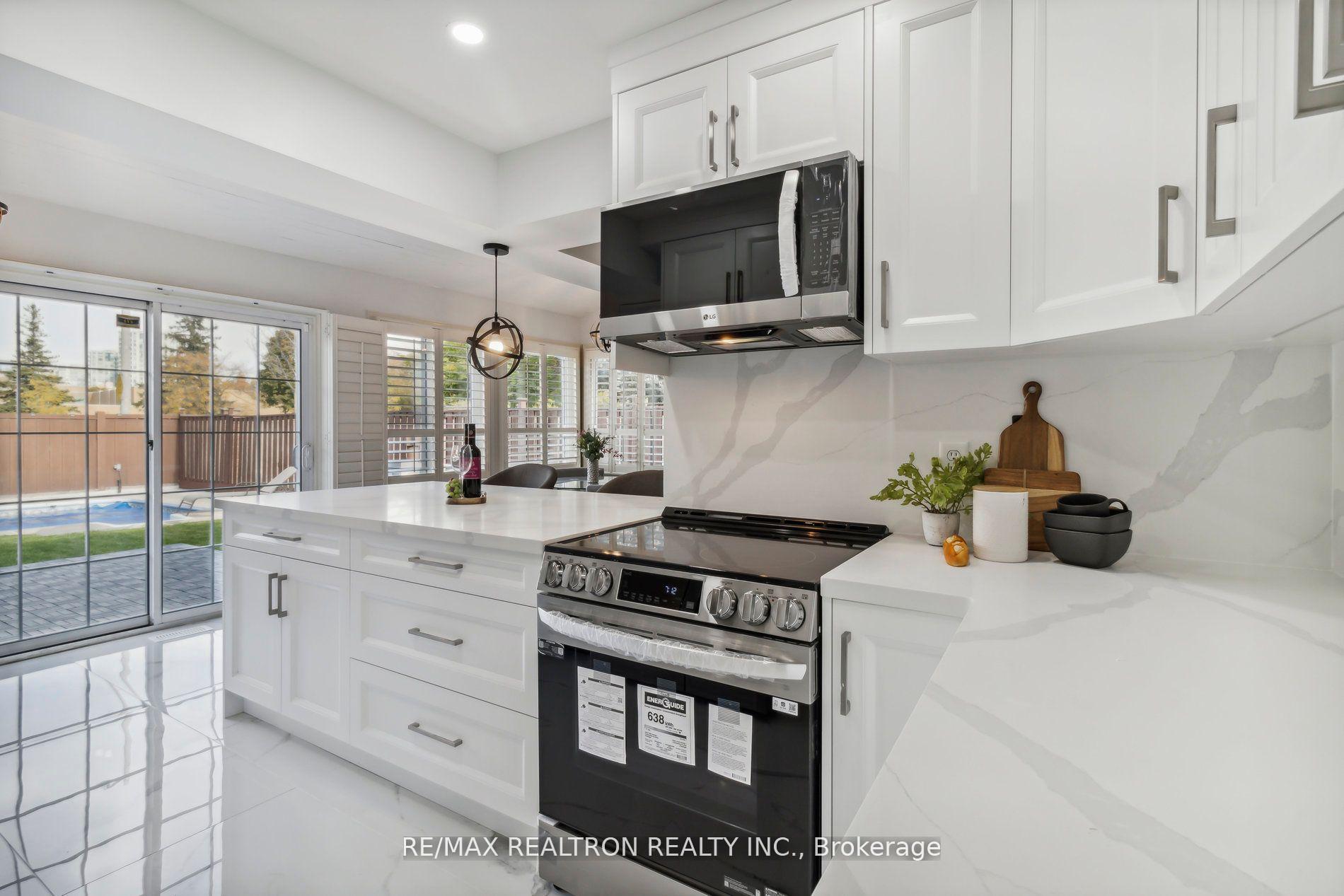 Photo 17 of 136 Millcroft Way, Vaughan, Brownridge — HOMEH