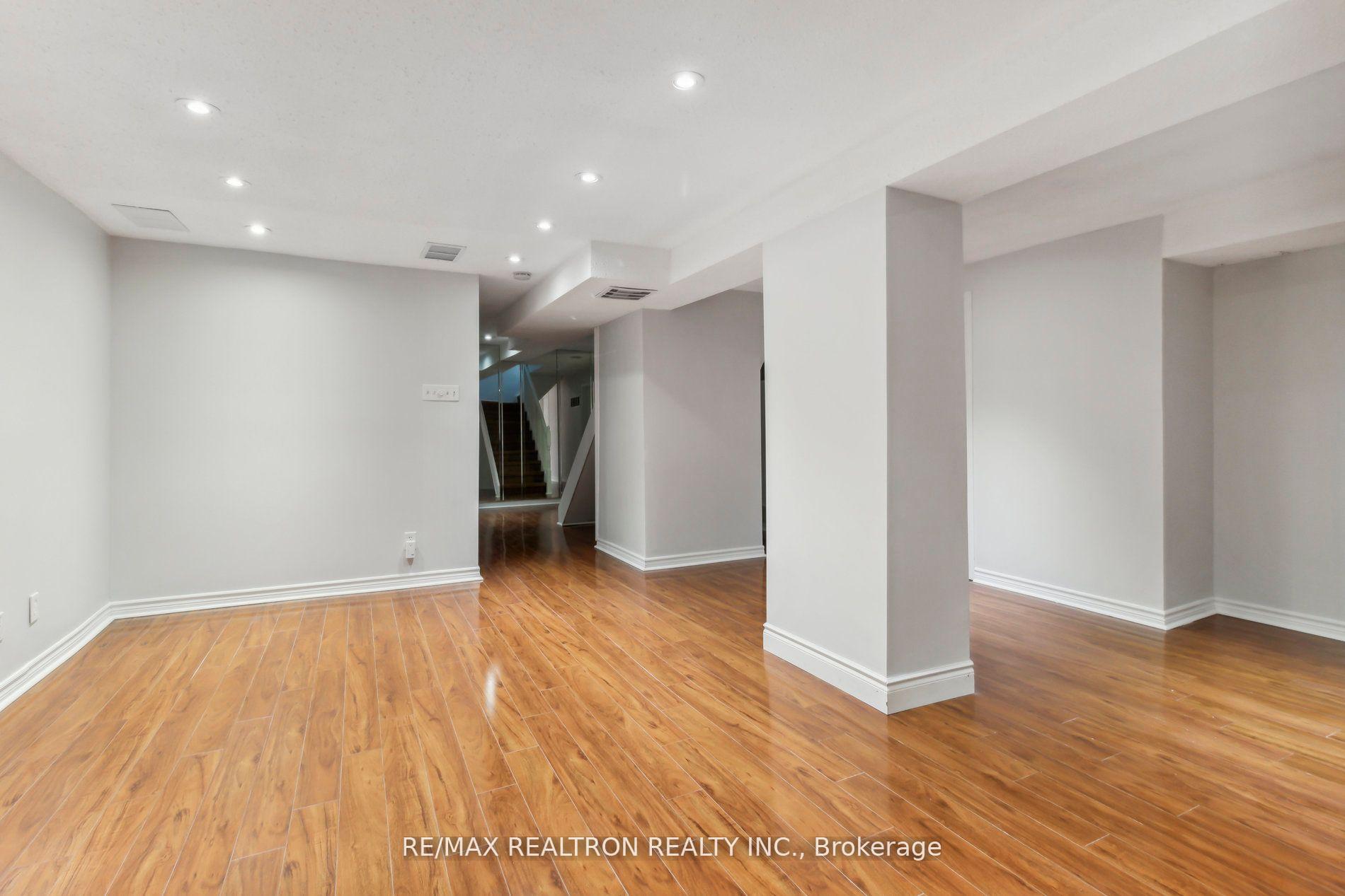 Photo 34 of 136 Millcroft Way, Vaughan, Brownridge — HOMEH