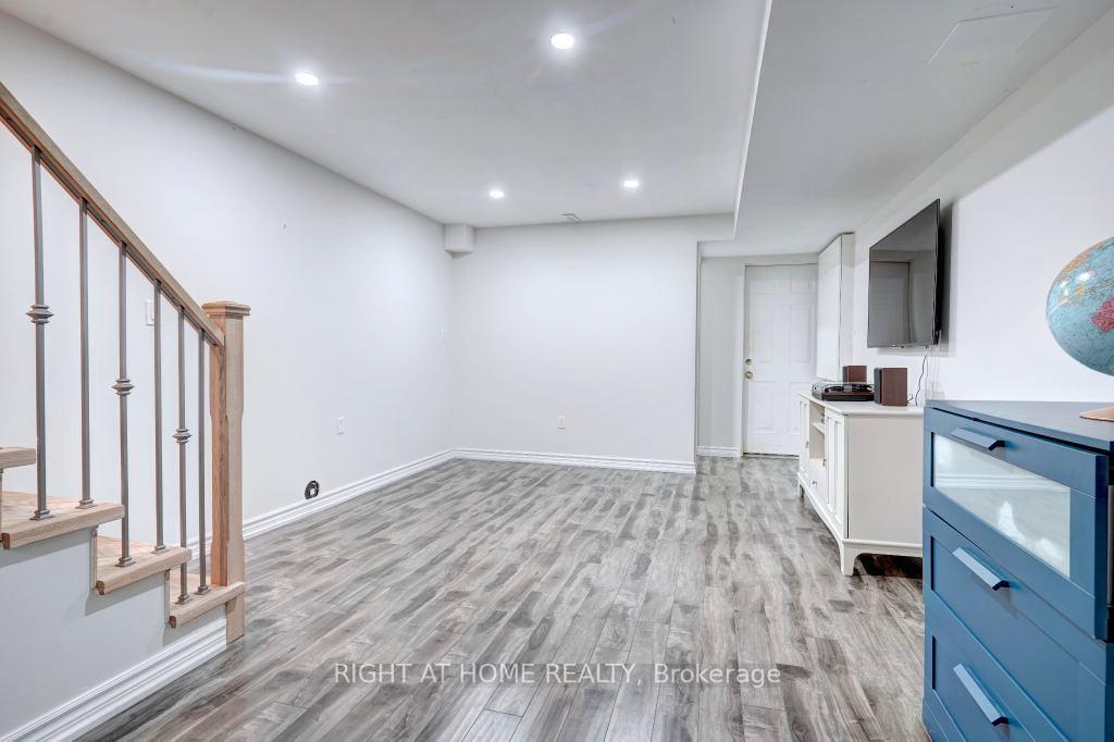 Photo 27 of 111 Wildberry Crescent, Vaughan, Vellore Village — HOMEH