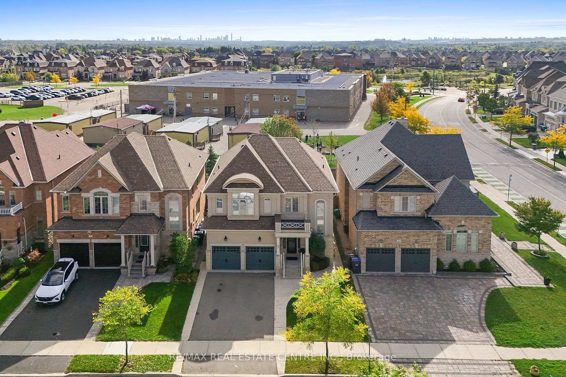 Photo 2 of 4 Junetown Circle, Brampton, Credit Valley — HOMEH