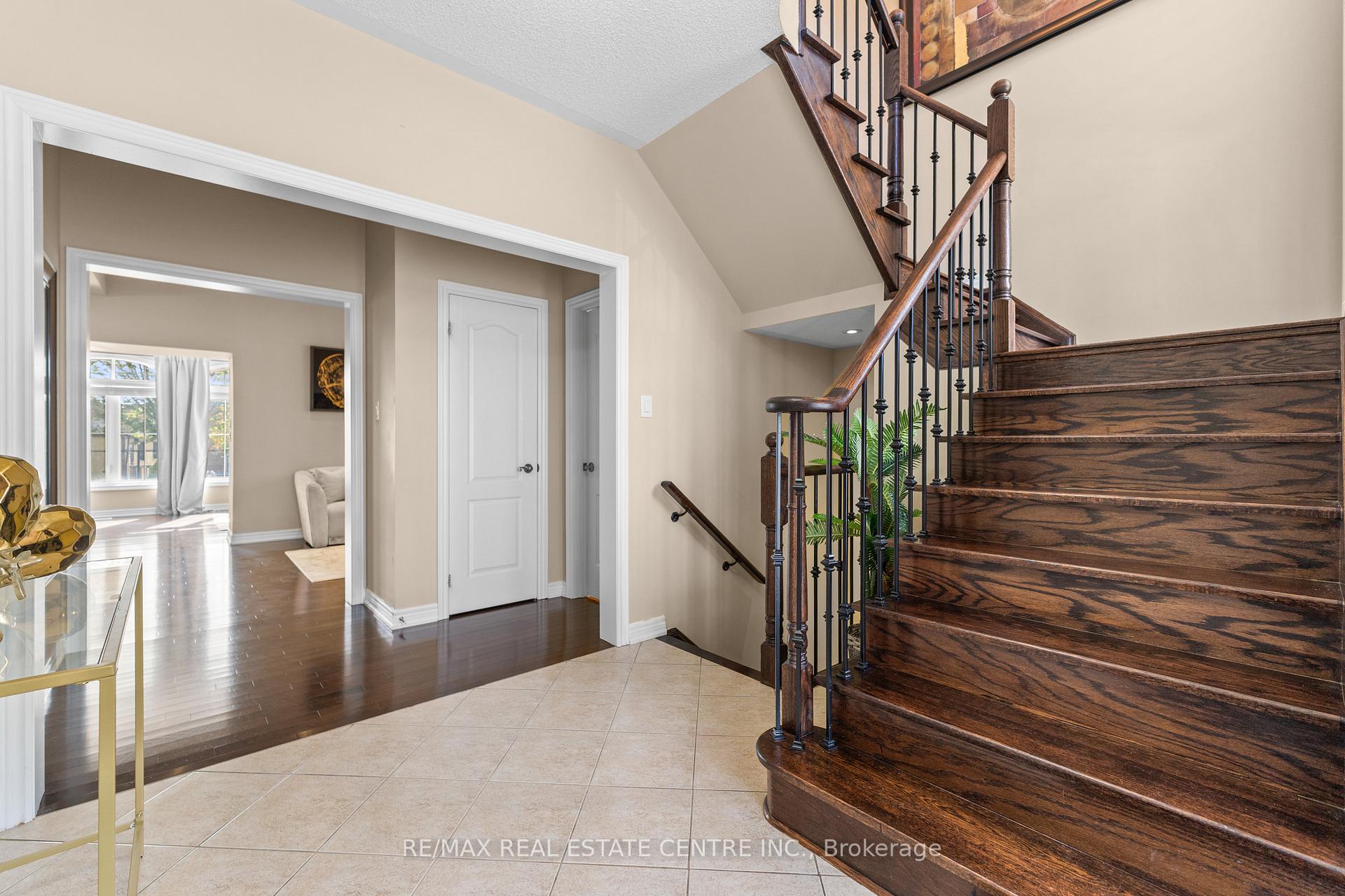 Photo 7 of 4 Junetown Circle, Brampton, Credit Valley — HOMEH