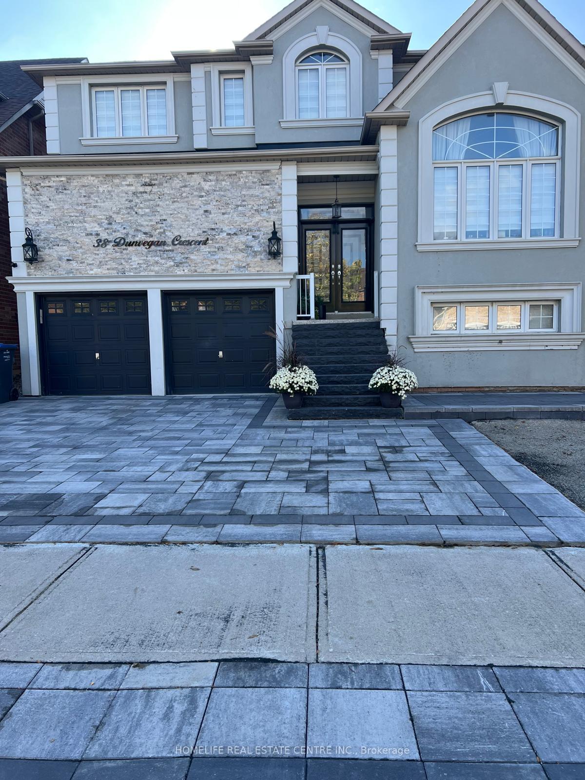 Photo 3 of 38 Dunvegan Crescent, Brampton, Fletcher's Meadow — HOMEH
