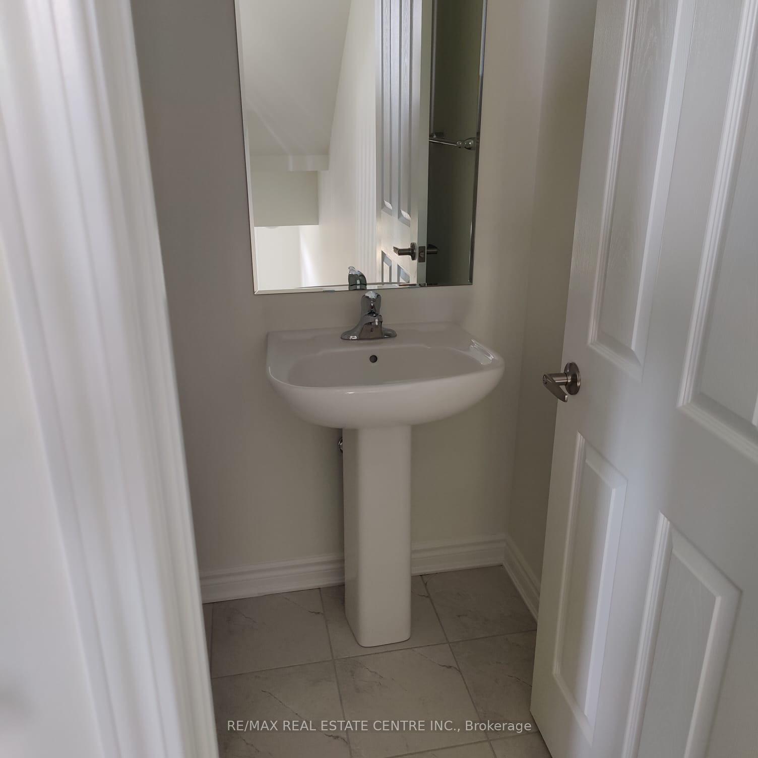 Photo 4 of 17 Summer Wind Lane, Brampton, Northwest Brampton — HOMEH