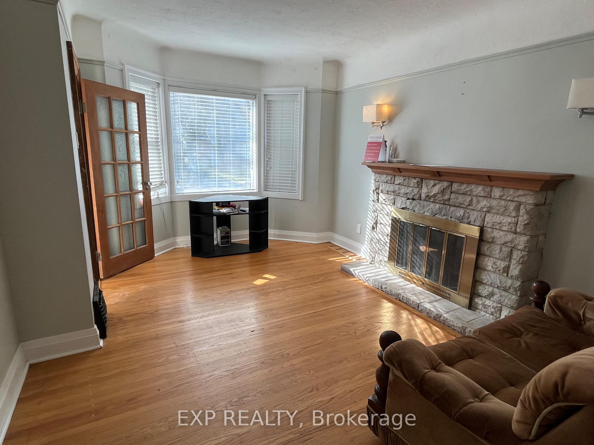 Photo 3 of 125 Haddon Avenue S, Hamilton, Ainslie Wood — HOMEH