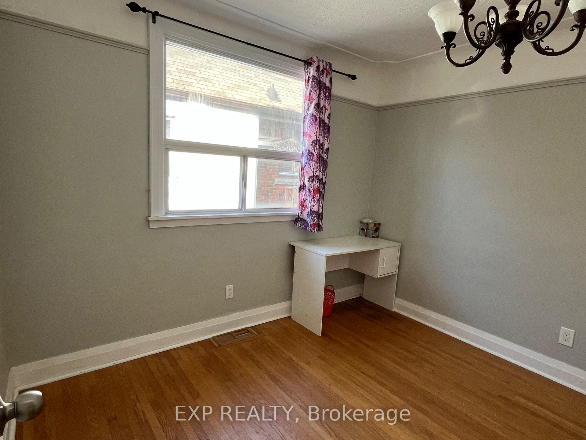 Photo 7 of 125 Haddon Avenue S, Hamilton, Ainslie Wood — HOMEH