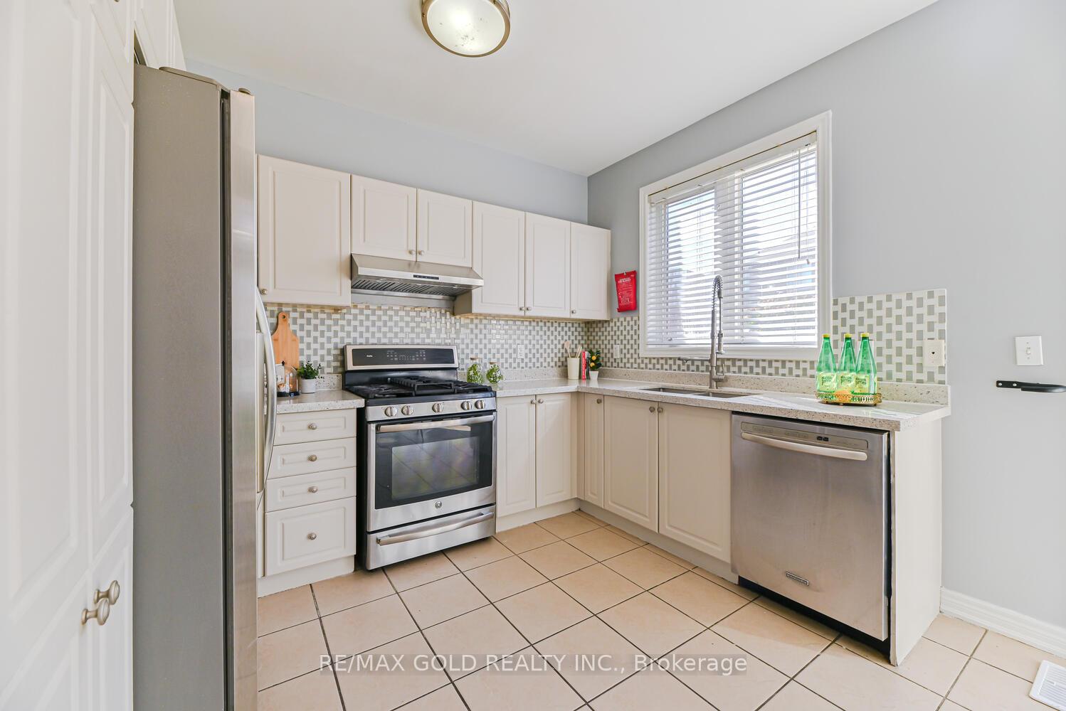Photo 10 of 420 Sunny Meadow Boulevard, Brampton, Sandringham-Wellington — HOMEH