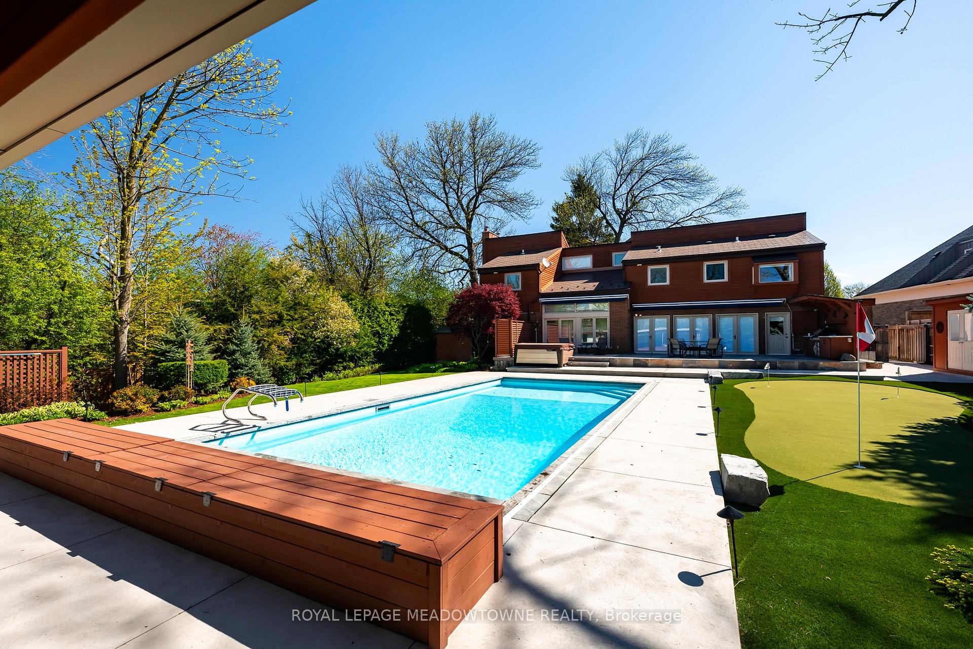 Photo 2 of 28 Pine Tree Crescent, Brampton, Brampton East — HOMEH