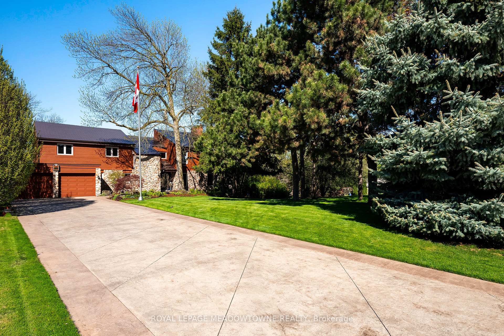 Photo 7 of 28 Pine Tree Crescent, Brampton, Brampton East — HOMEH