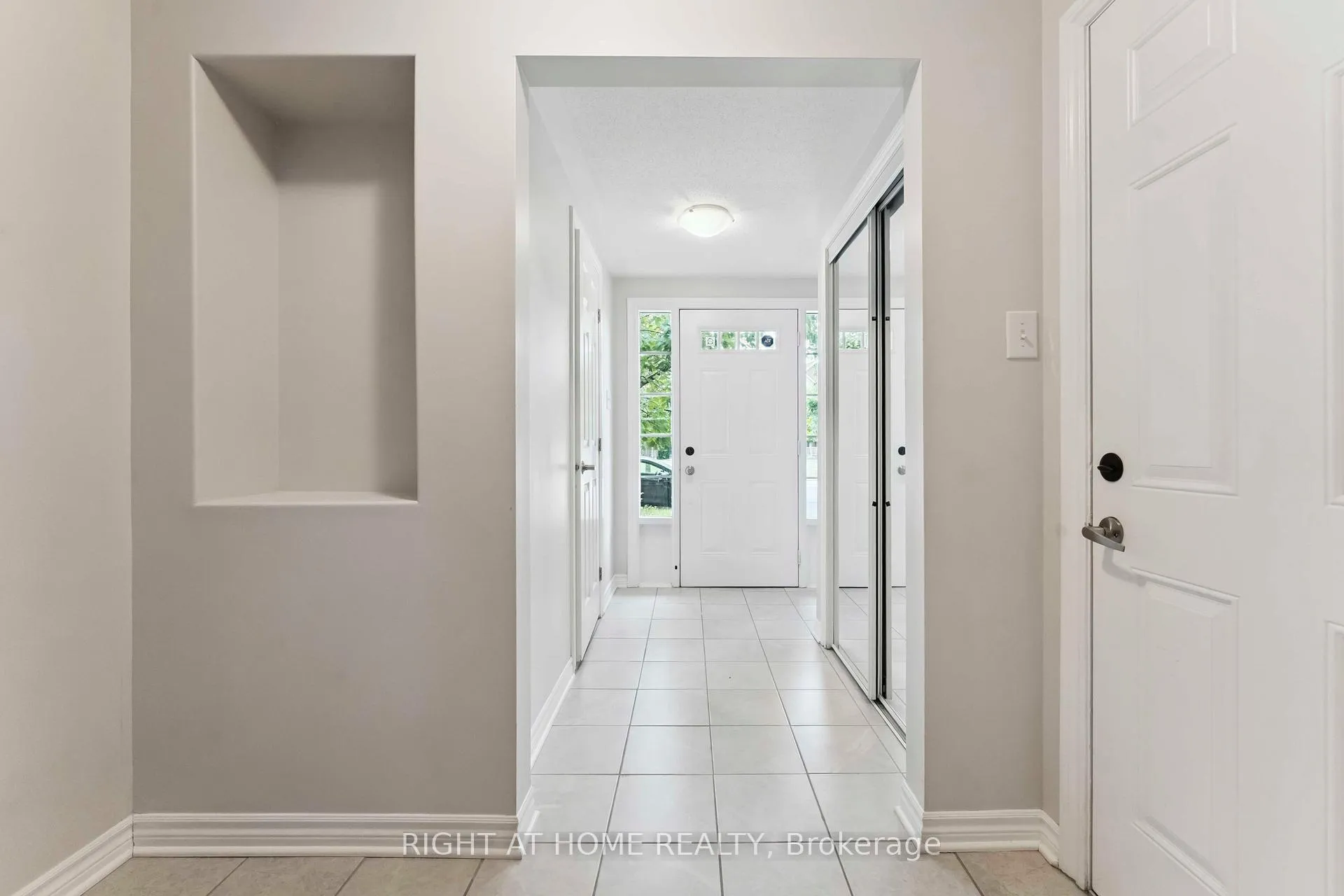 Photo 3 of 1011 Andora Avenue, Ottawa, Barrhaven - Heritage Park — HOMEH