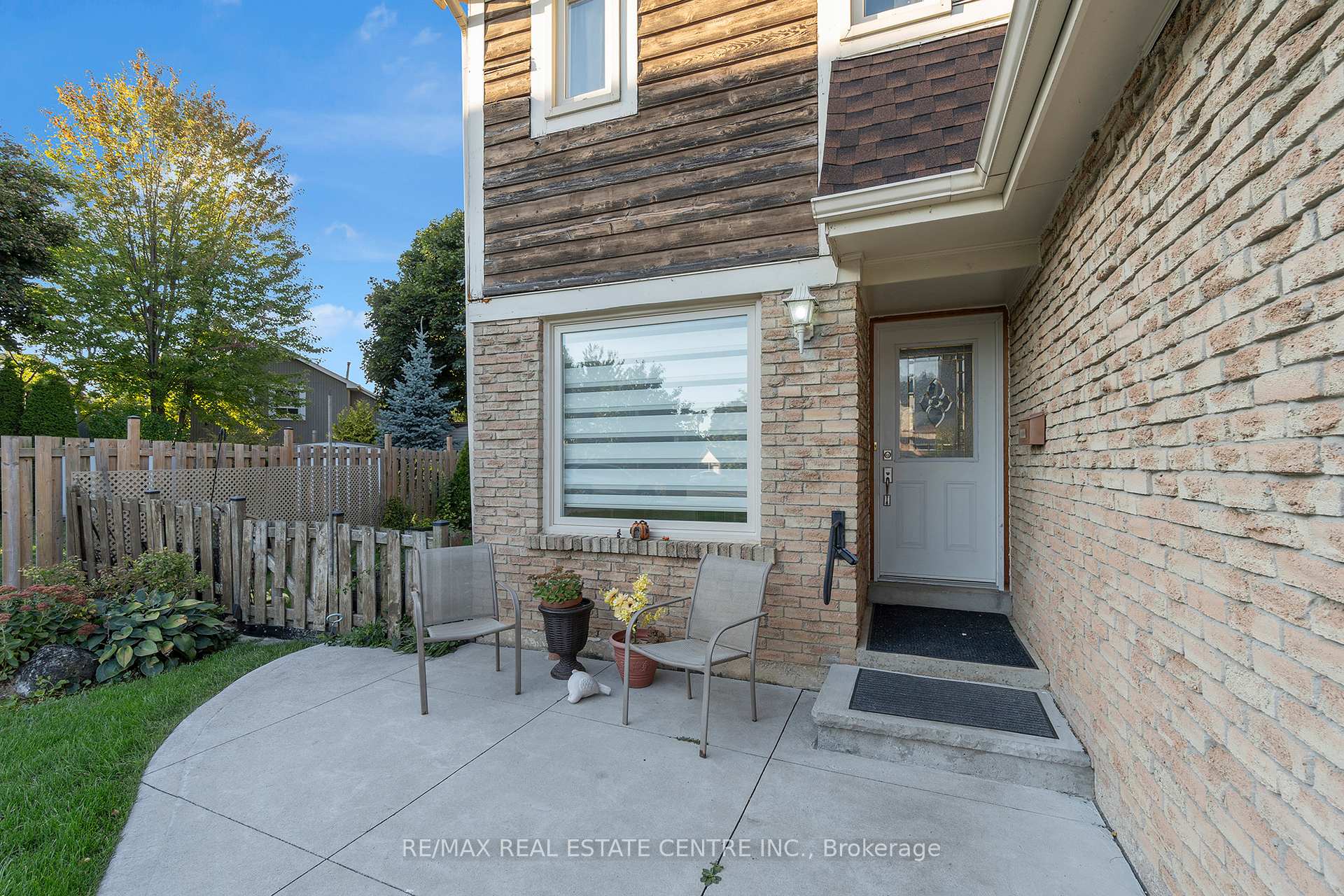 Photo 2 of 24 Thatcher Court, Brampton, Heart Lake West — HOMEH