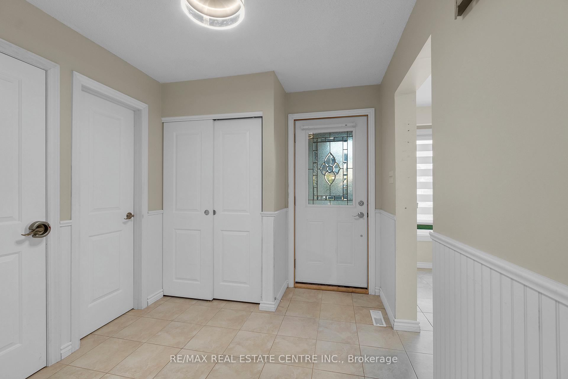 Photo 3 of 24 Thatcher Court, Brampton, Heart Lake West — HOMEH