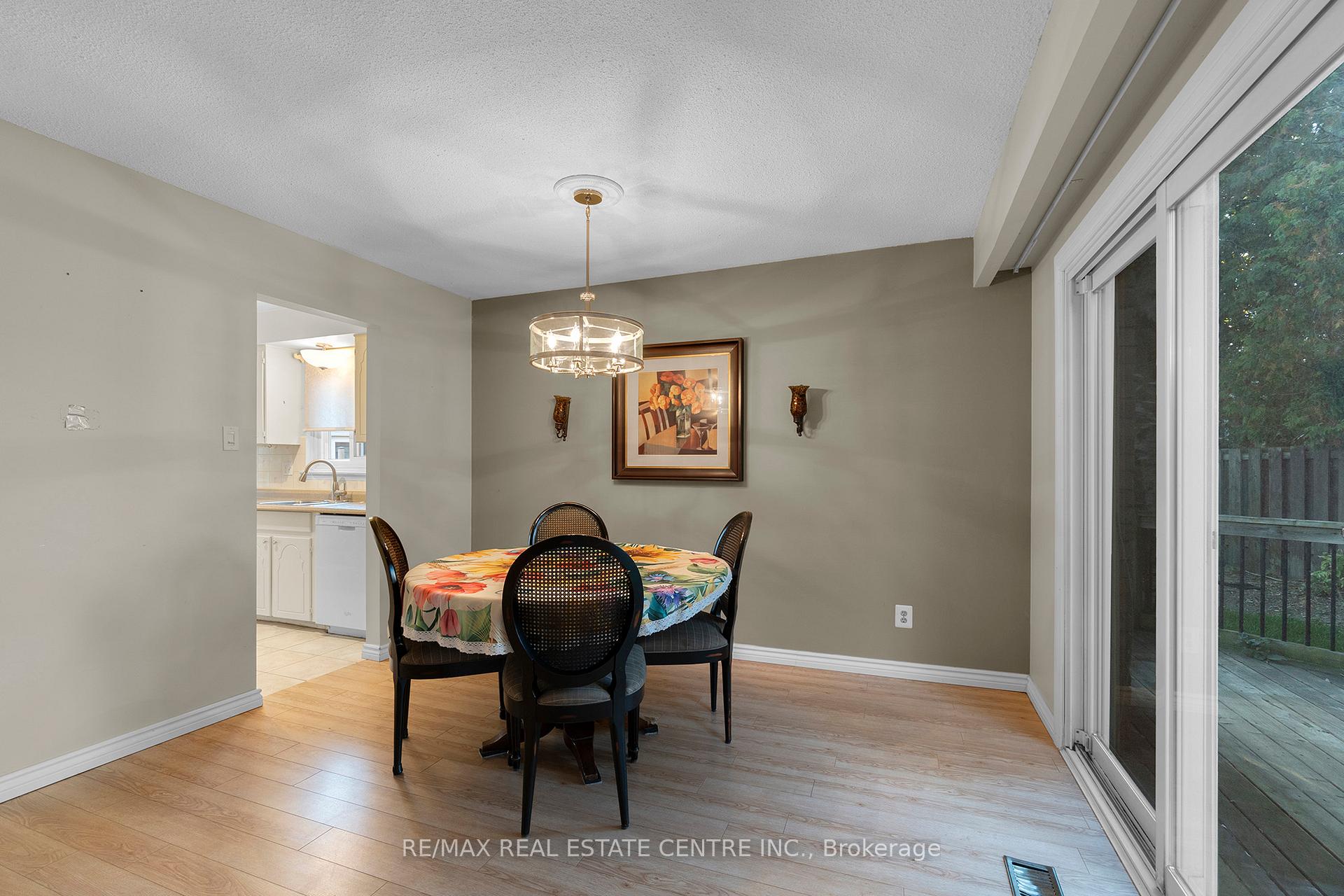 Photo 10 of 24 Thatcher Court, Brampton, Heart Lake West — HOMEH