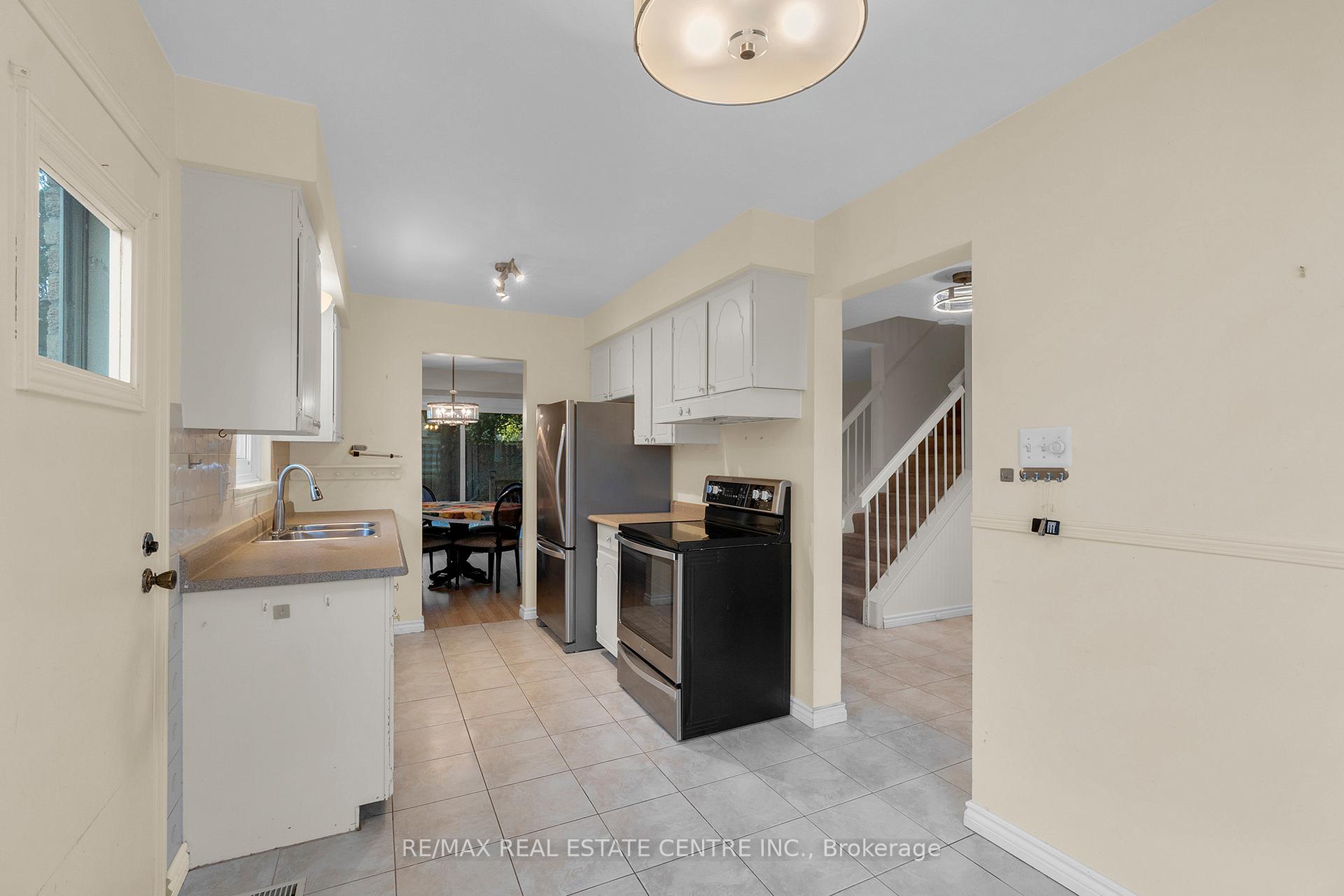 Photo 12 of 24 Thatcher Court, Brampton, Heart Lake West — HOMEH