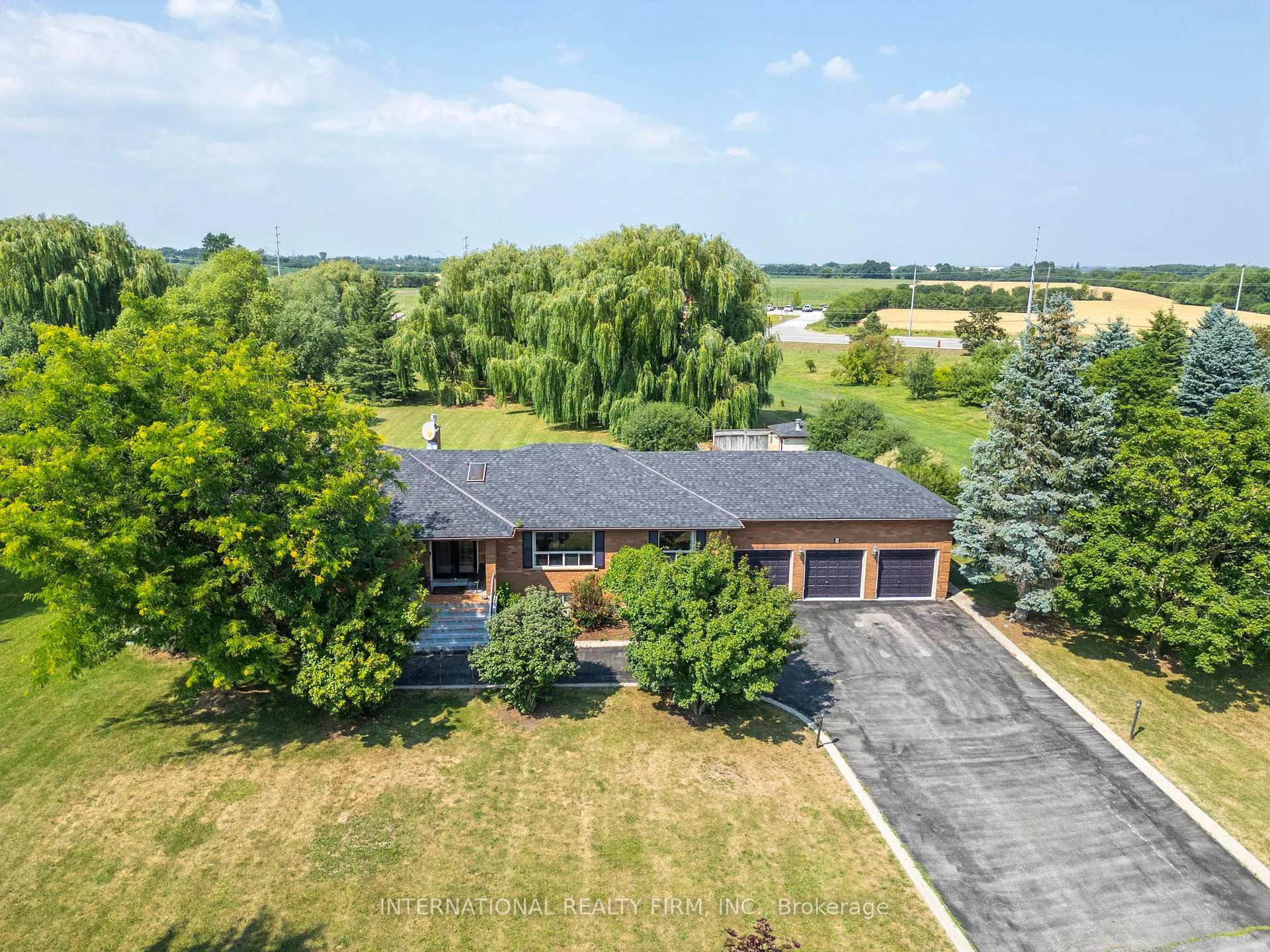 Photo 2 of 3 Grafton Crescent, Brampton, Toronto Gore Rural Estate — HOMEH