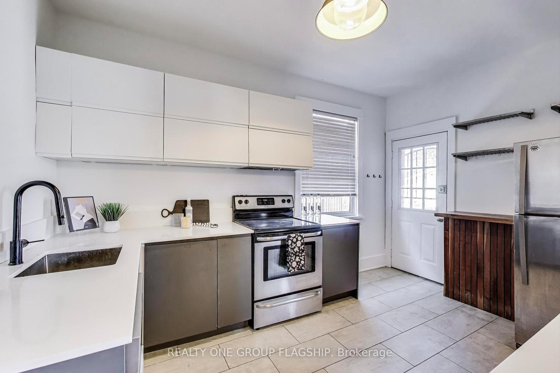 Photo 13 of 23 Rosslyn Avenue N, Hamilton, Crown Point — HOMEH