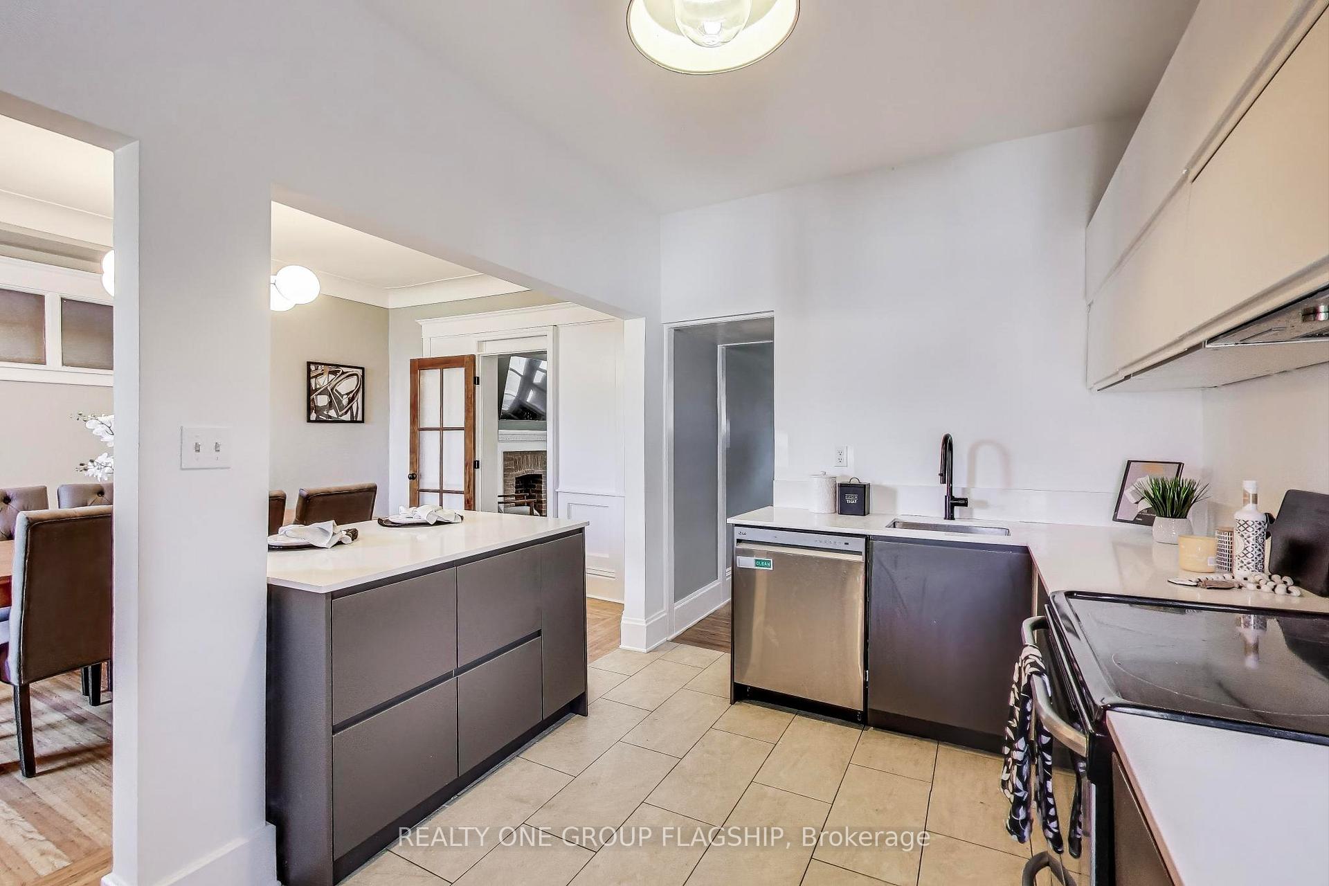 Photo 15 of 23 Rosslyn Avenue N, Hamilton, Crown Point — HOMEH