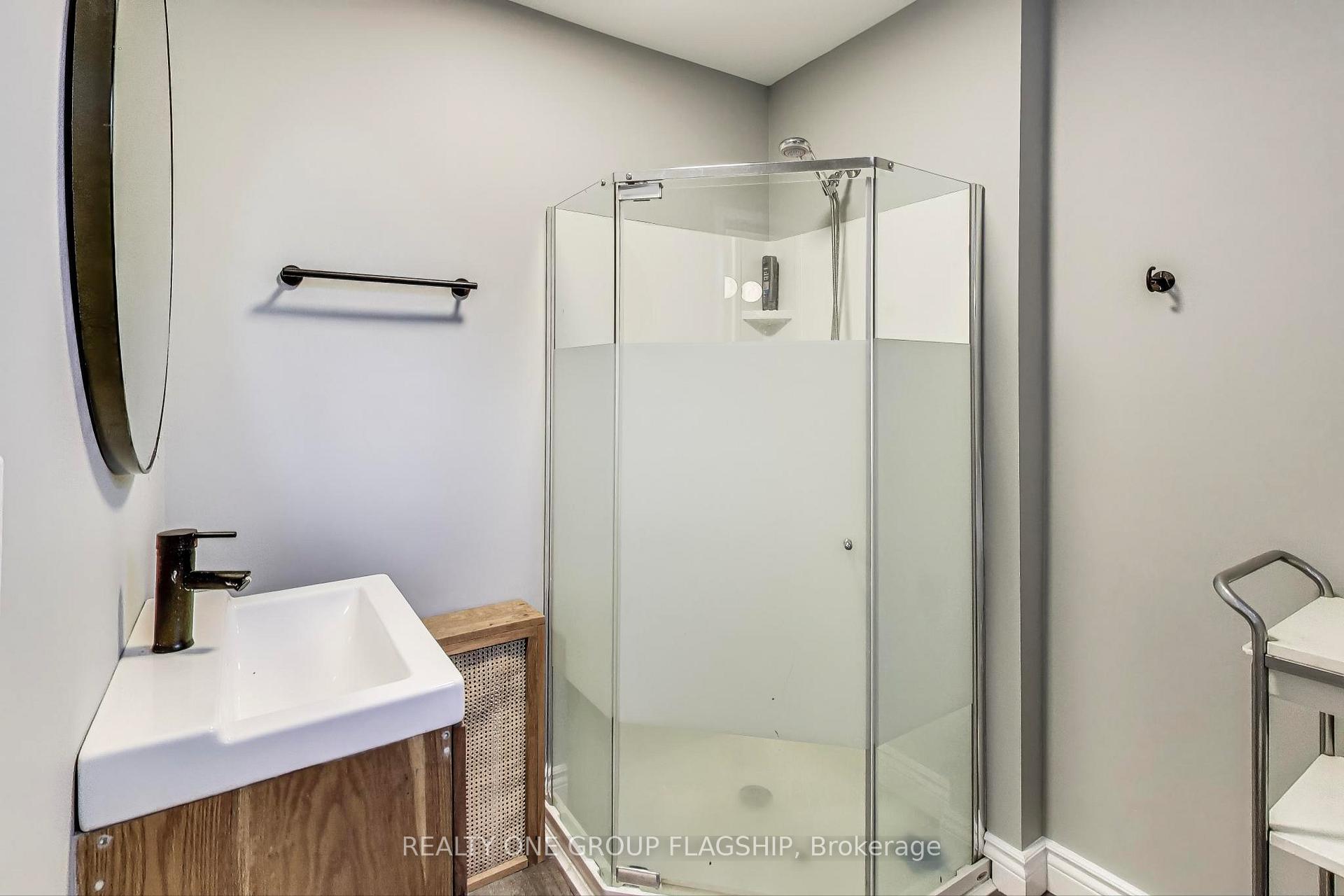 Photo 16 of 23 Rosslyn Avenue N, Hamilton, Crown Point — HOMEH