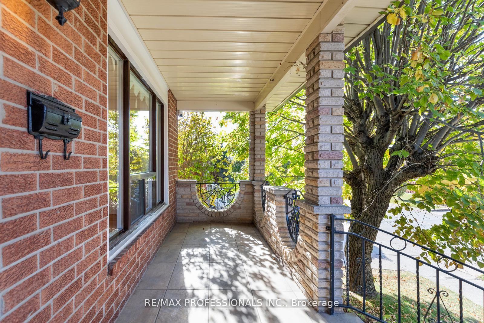 Photo 2 of 369 Airdrie Drive, Vaughan, East Woodbridge — HOMEH