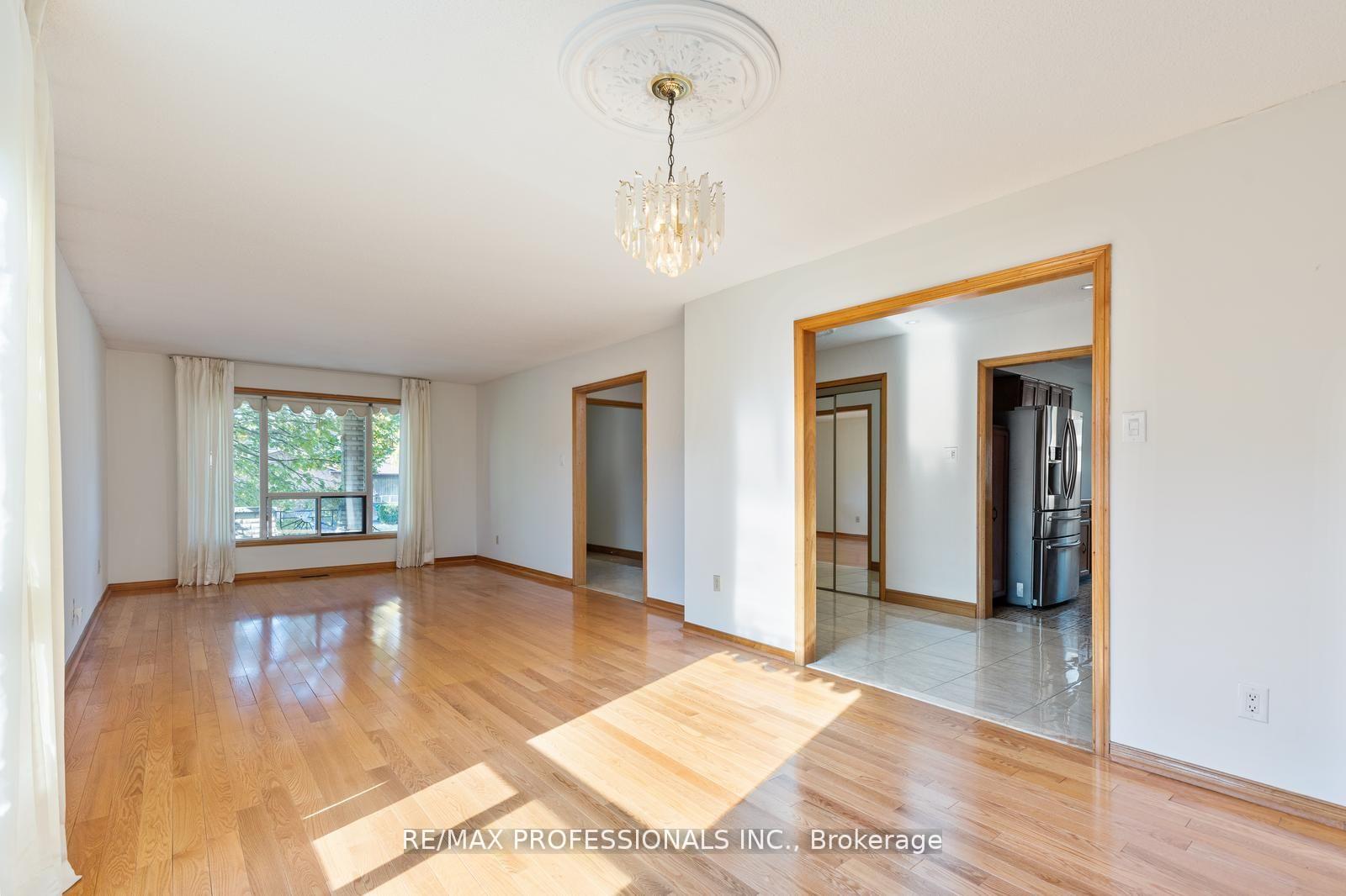 Photo 3 of 369 Airdrie Drive, Vaughan, East Woodbridge — HOMEH