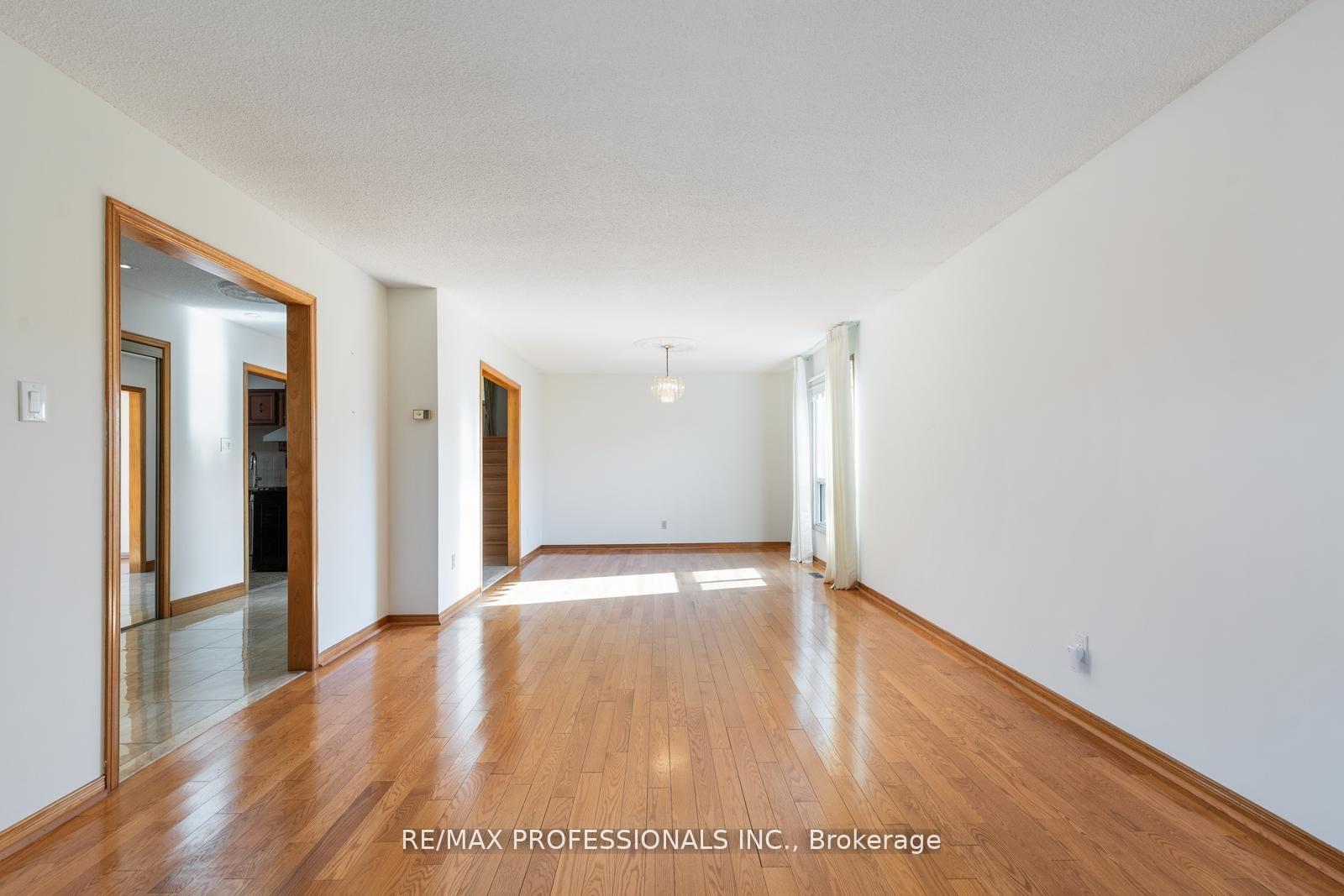 Photo 4 of 369 Airdrie Drive, Vaughan, East Woodbridge — HOMEH