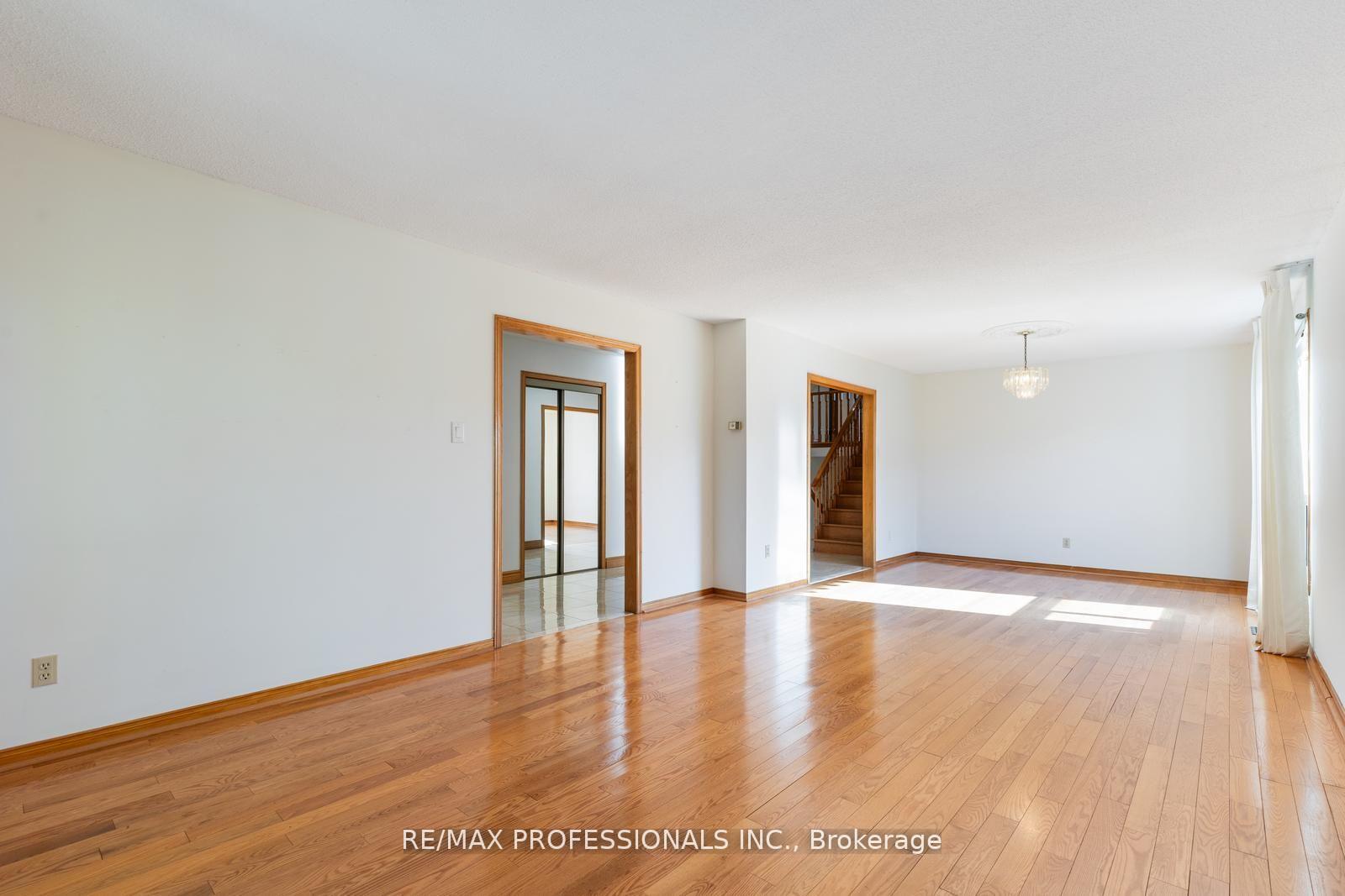 Photo 5 of 369 Airdrie Drive, Vaughan, East Woodbridge — HOMEH