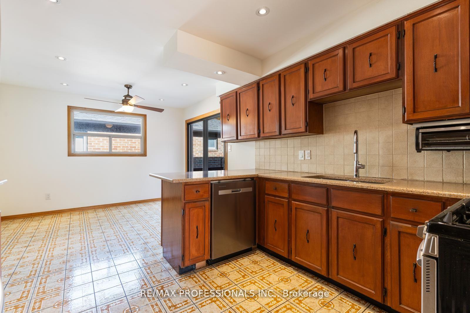 Photo 7 of 369 Airdrie Drive, Vaughan, East Woodbridge — HOMEH