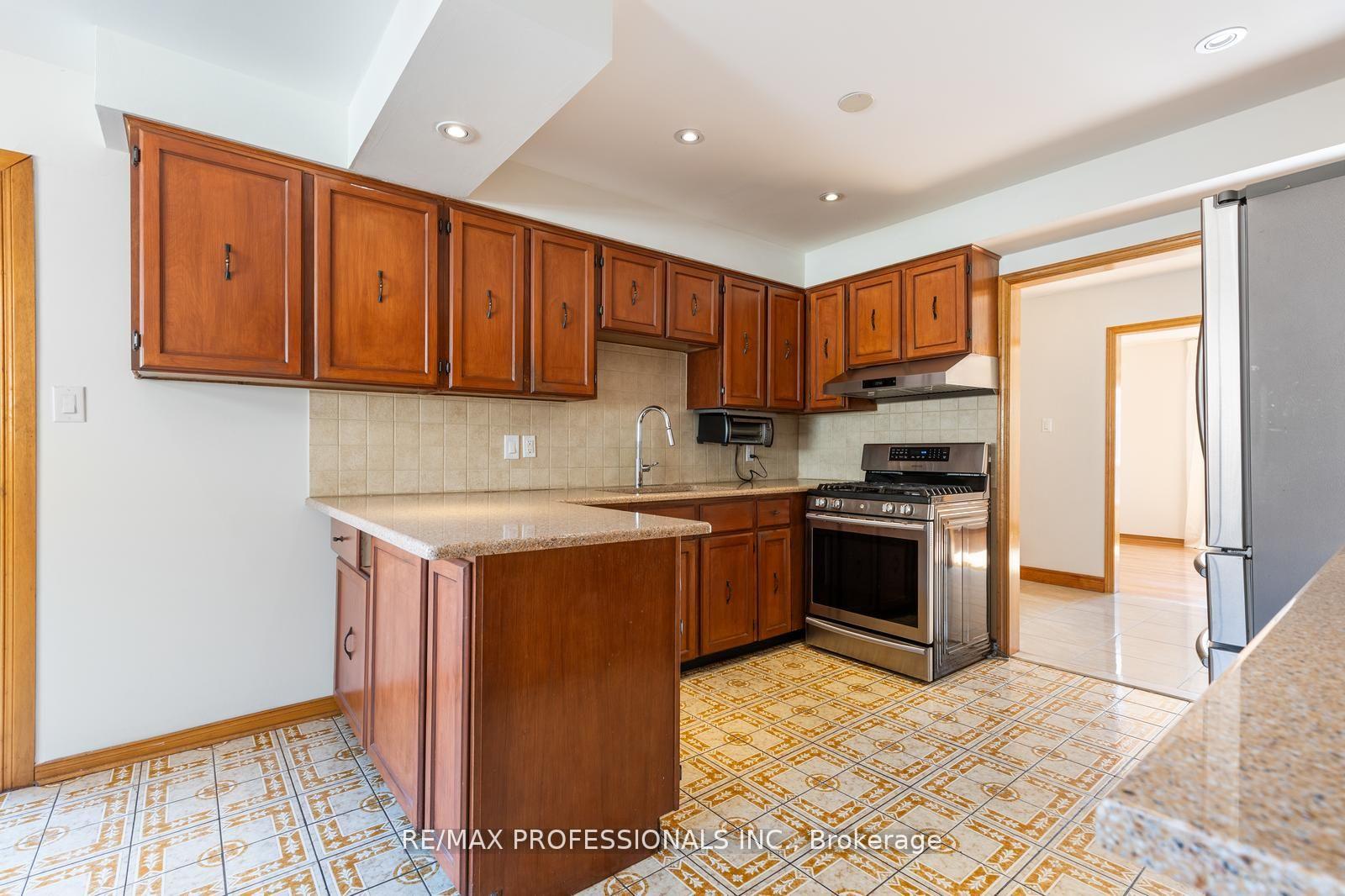 Photo 8 of 369 Airdrie Drive, Vaughan, East Woodbridge — HOMEH