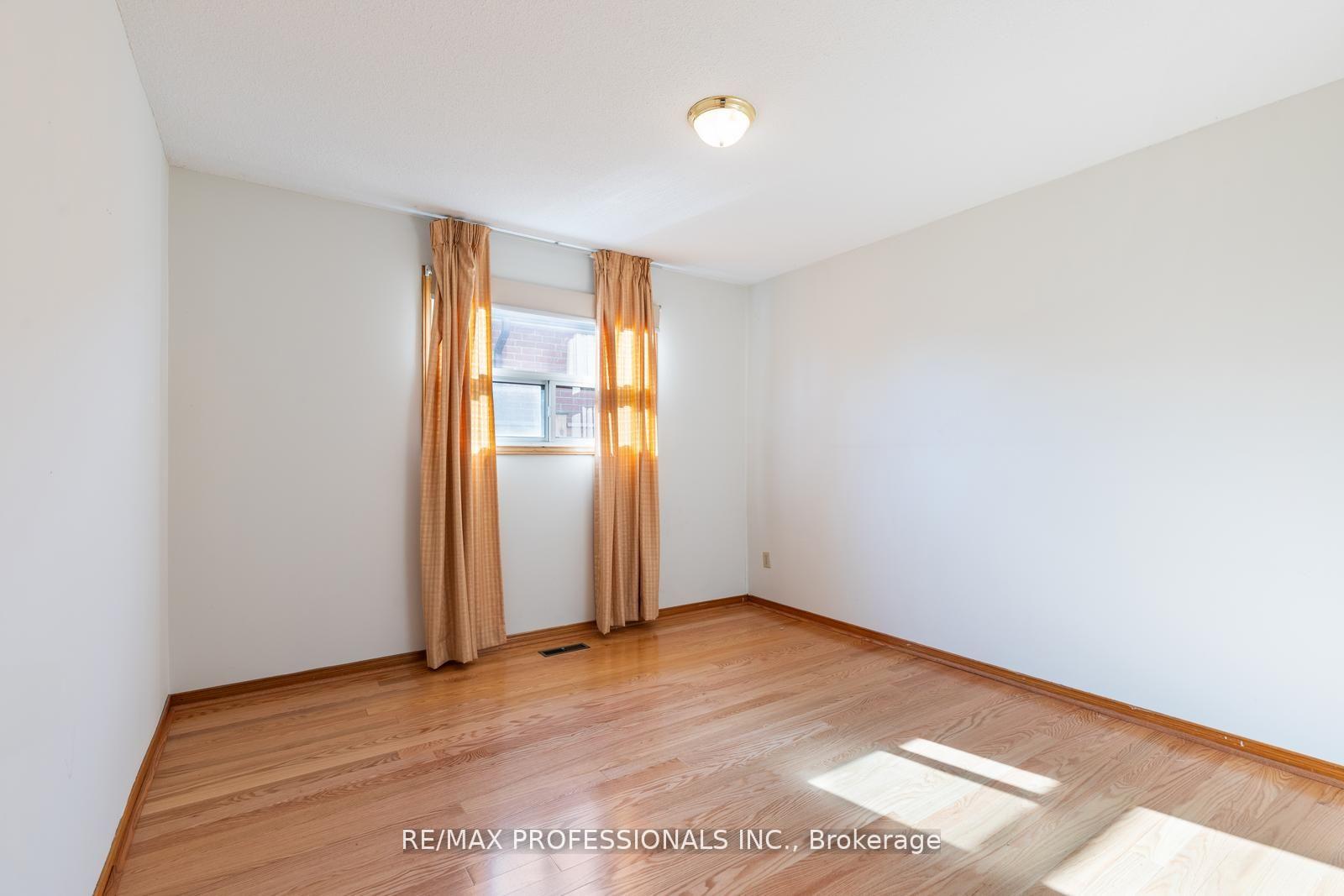 Photo 15 of 369 Airdrie Drive, Vaughan, East Woodbridge — HOMEH