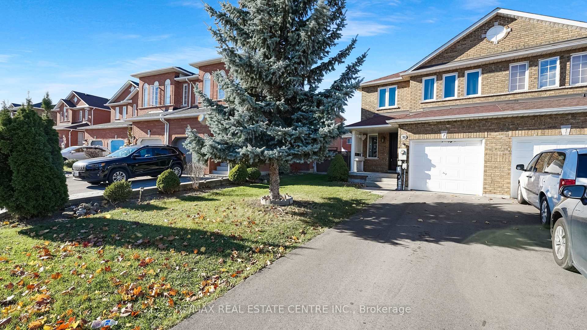 Photo 2 of 38 Piazza Crescent, Vaughan, West Woodbridge — HOMEH