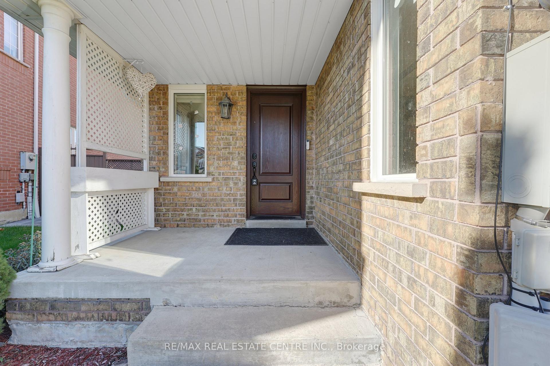 Photo 3 of 38 Piazza Crescent, Vaughan, West Woodbridge — HOMEH