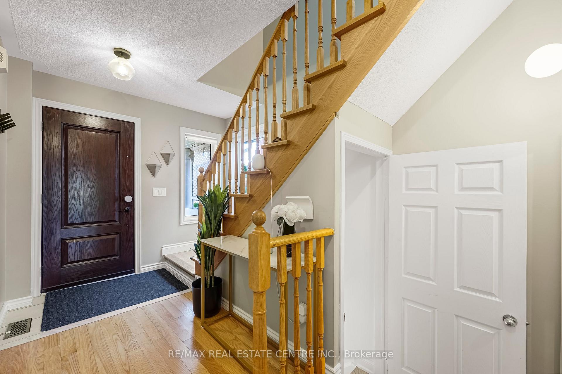 Photo 4 of 38 Piazza Crescent, Vaughan, West Woodbridge — HOMEH