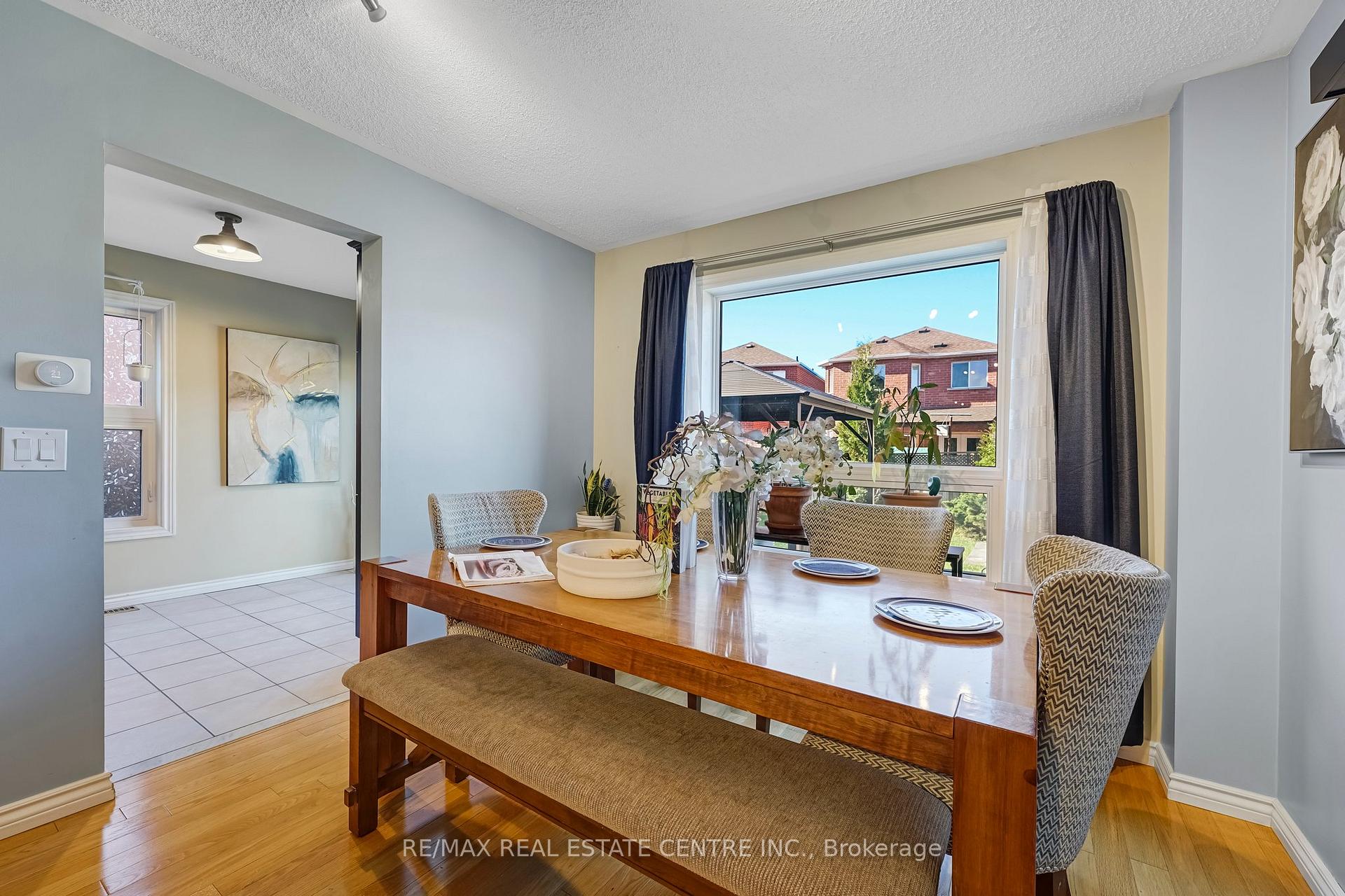 Photo 8 of 38 Piazza Crescent, Vaughan, West Woodbridge — HOMEH