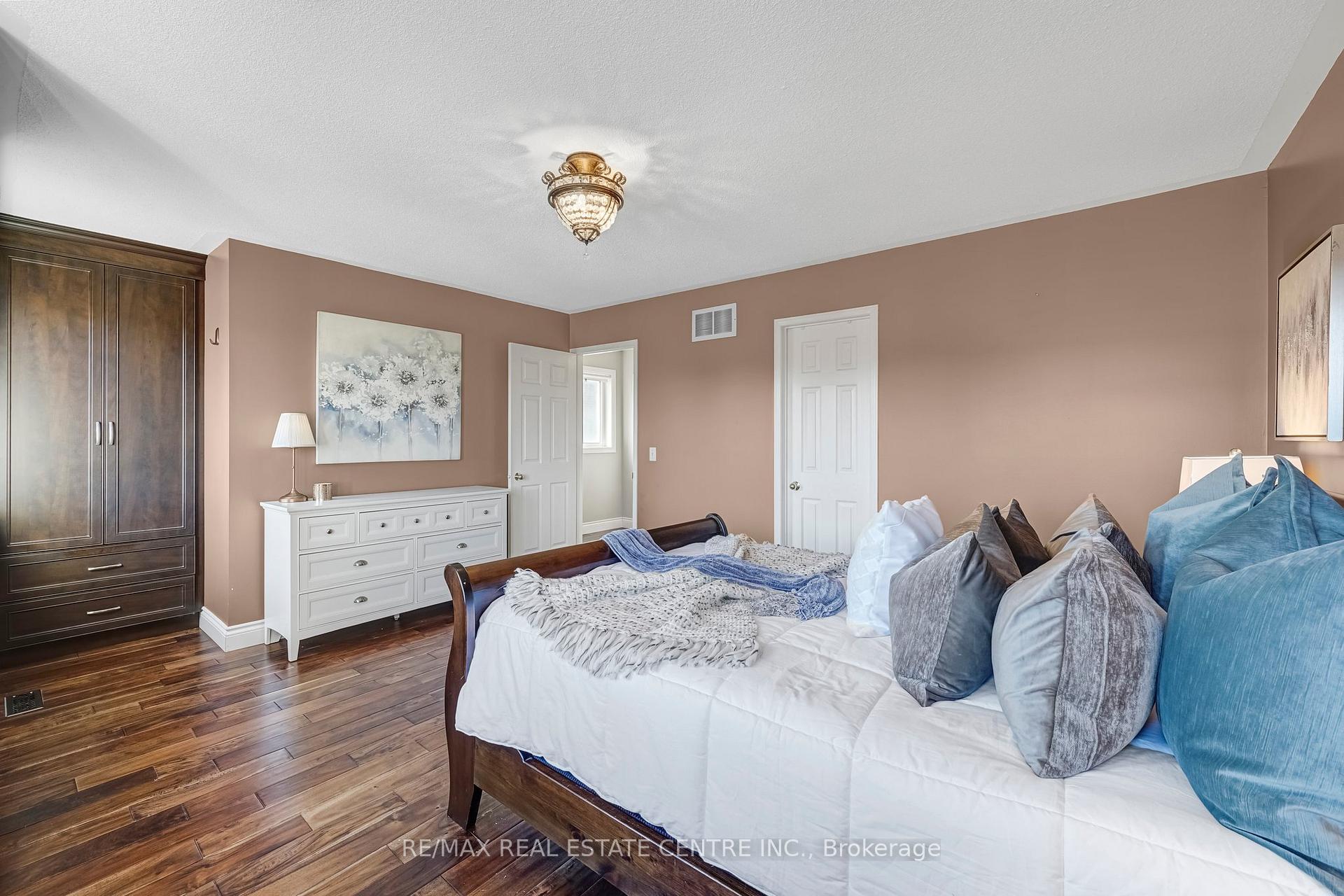 Photo 15 of 38 Piazza Crescent, Vaughan, West Woodbridge — HOMEH
