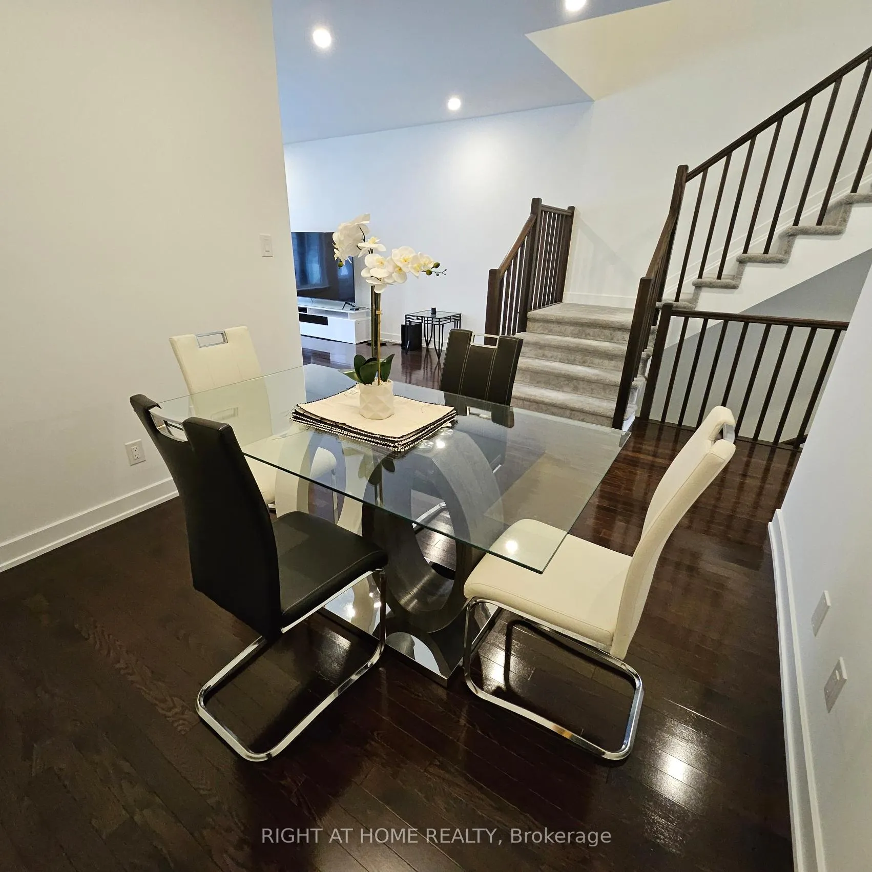 Photo 5 of 49 Moosonee Crescent, Ottawa, Riverside South/Gloucester Glen — HOMEH