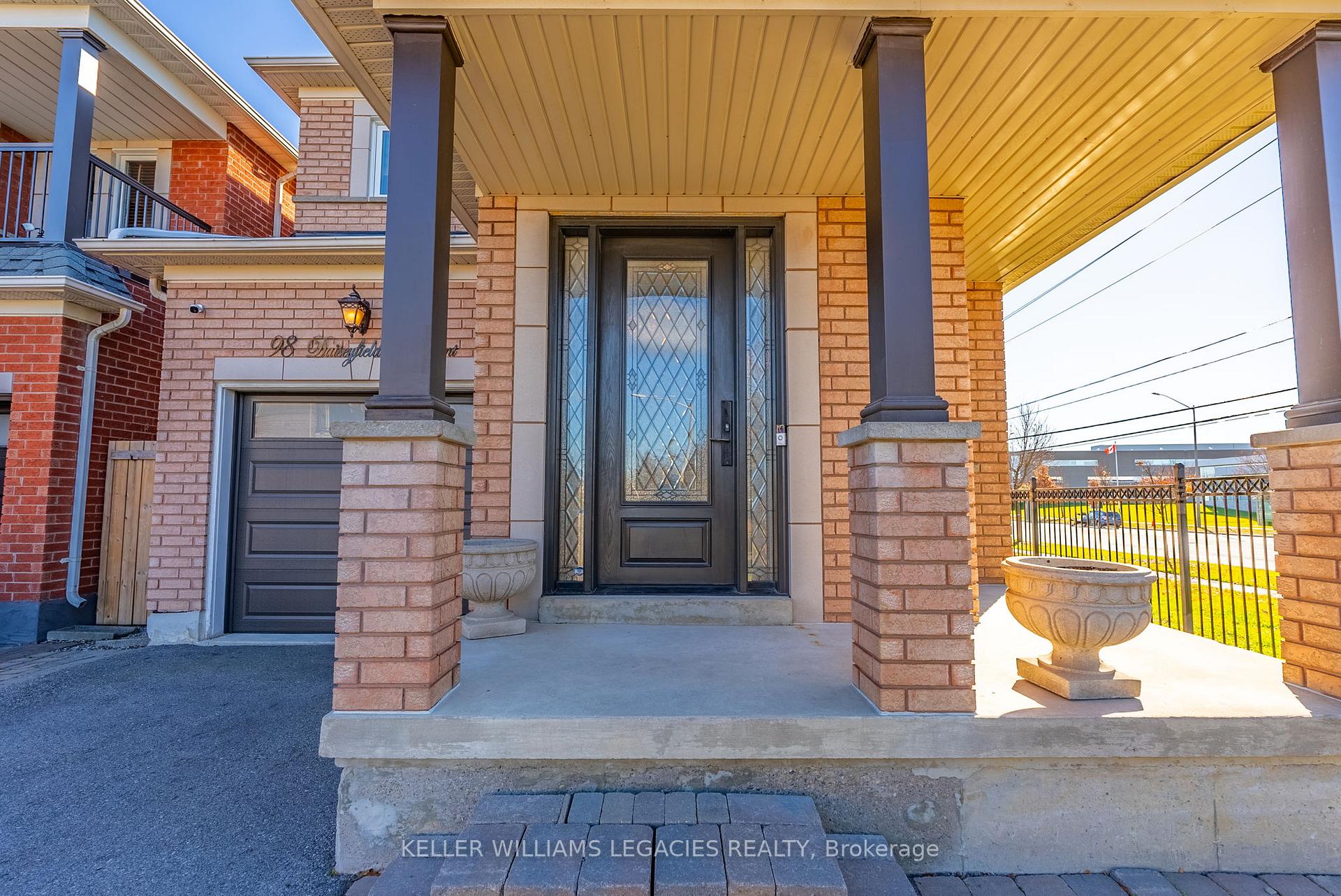 Photo 2 of 98 Daiseyfield Crescent, Vaughan, Vellore Village — HOMEH